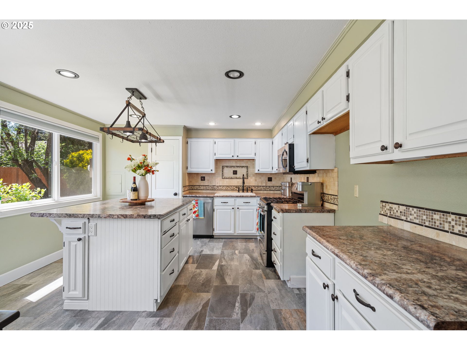 Vancouver, Washington, 98682, United States, 4 Bedrooms Bedrooms, ,2 BathroomsBathrooms,Residential,For Sale,1987487