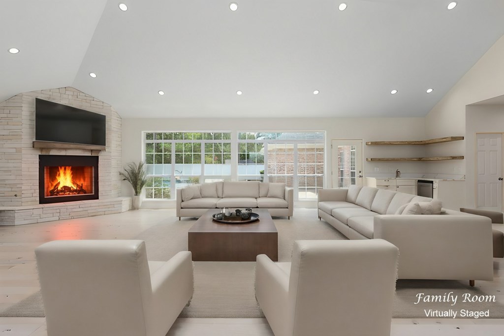 Lufkin, Texas, 75901, United States, 4 Bedrooms Bedrooms, ,5 BathroomsBathrooms,Residential,For Sale,1989881