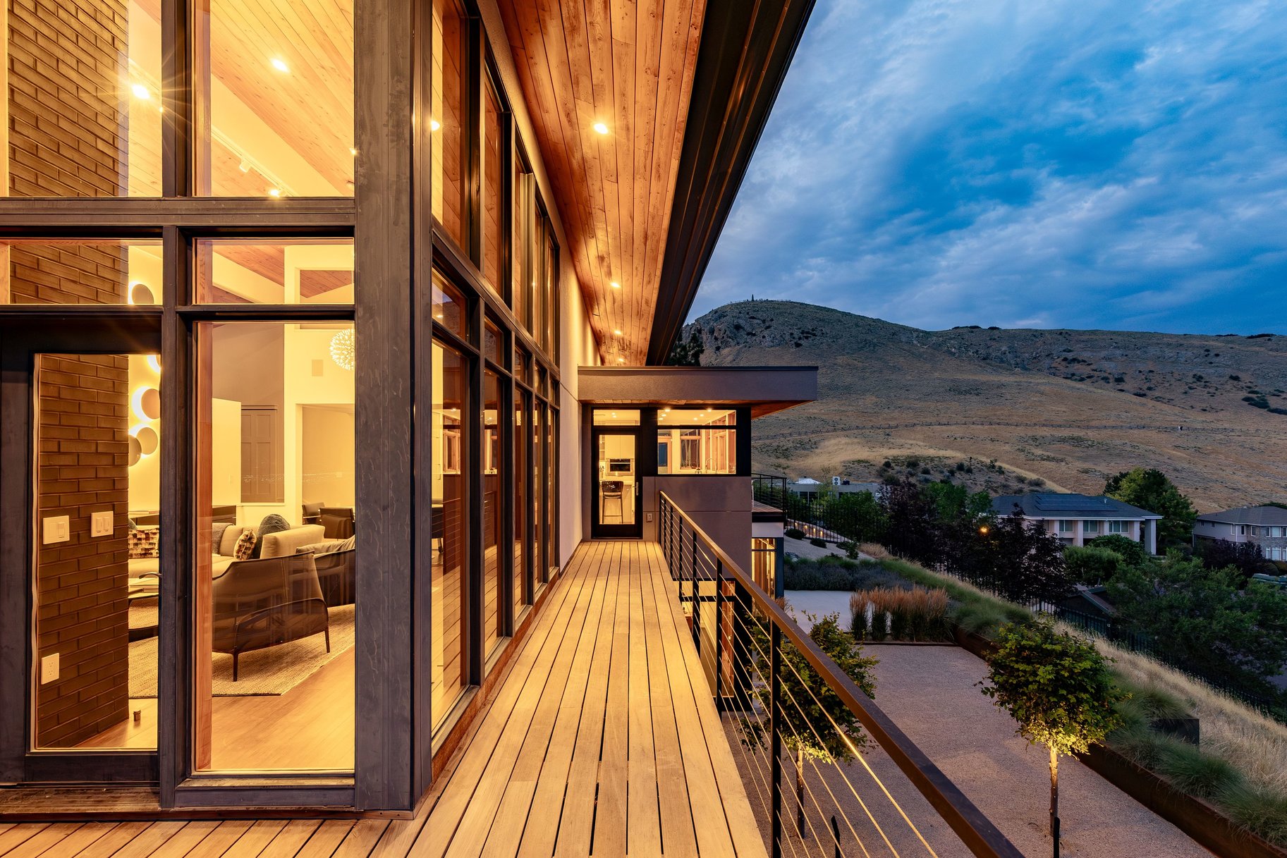  Stunning Contemporary Home with Commanding Views - 物件實景