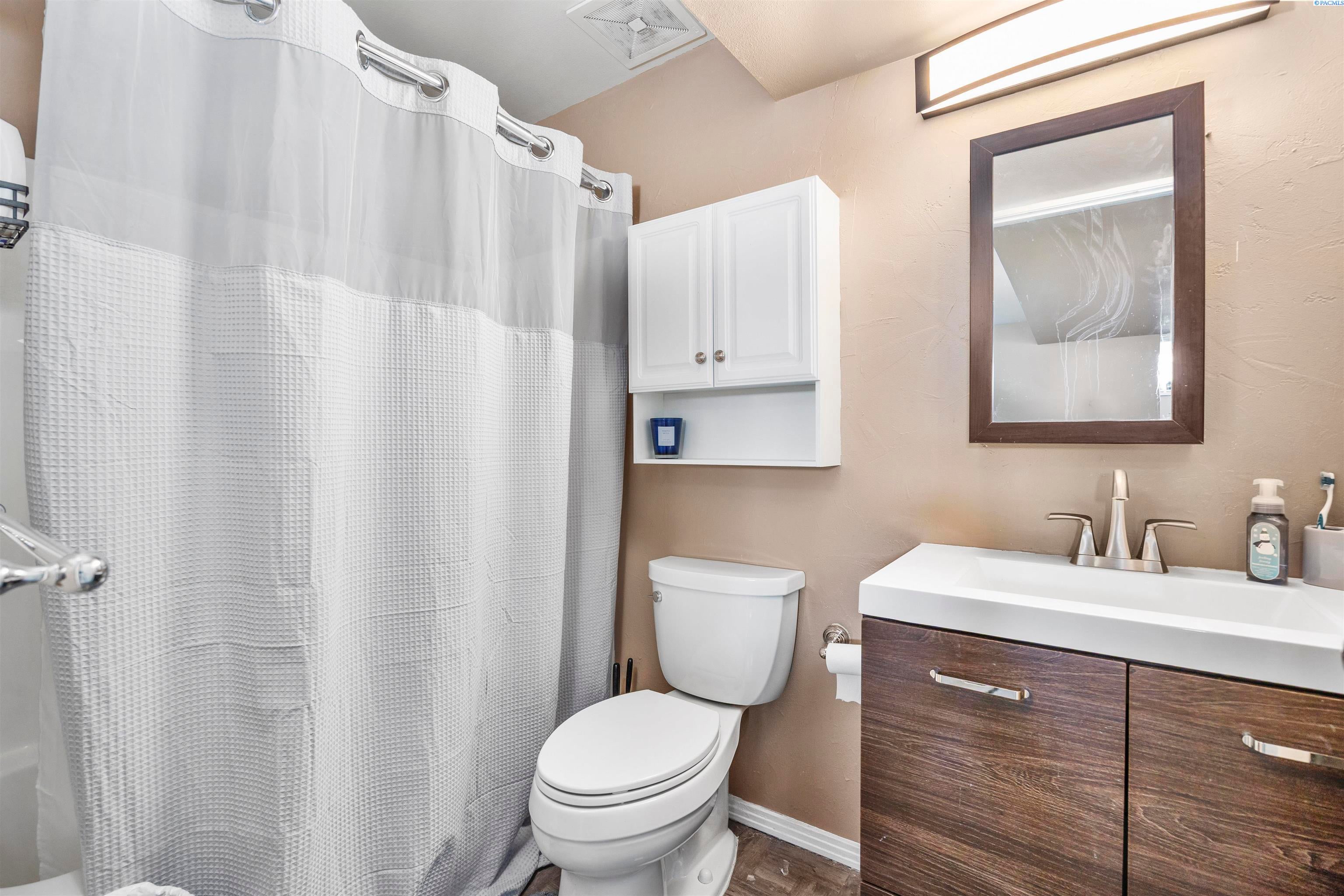 Kennewick, Washington, 99337, United States, 6 Bedrooms Bedrooms, ,4 BathroomsBathrooms,Residential,For Sale,1979182