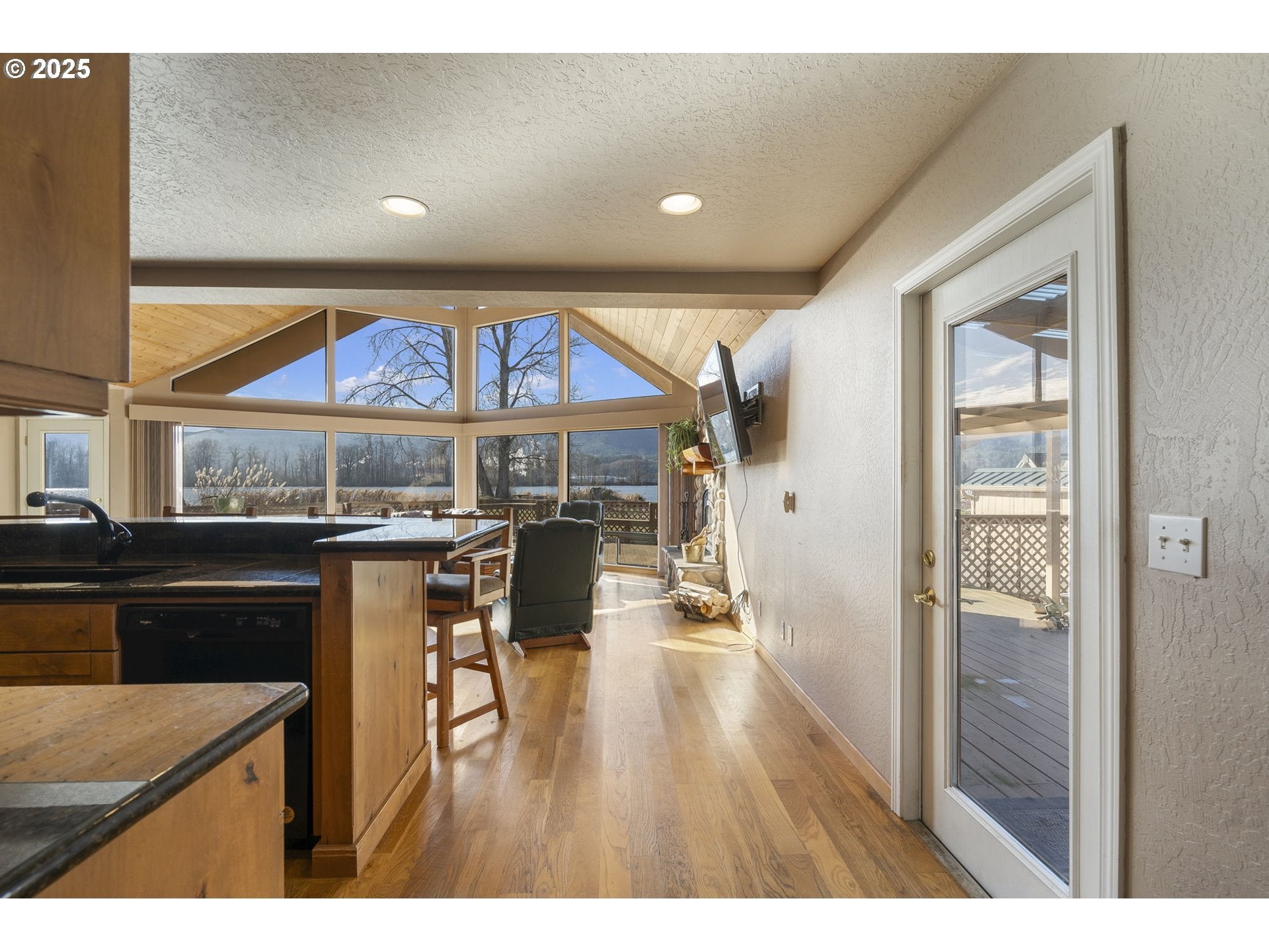 Cathlamet, Washington, 98612, United States, 3 Bedrooms Bedrooms, ,4 BathroomsBathrooms,Residential,For Sale,1975452