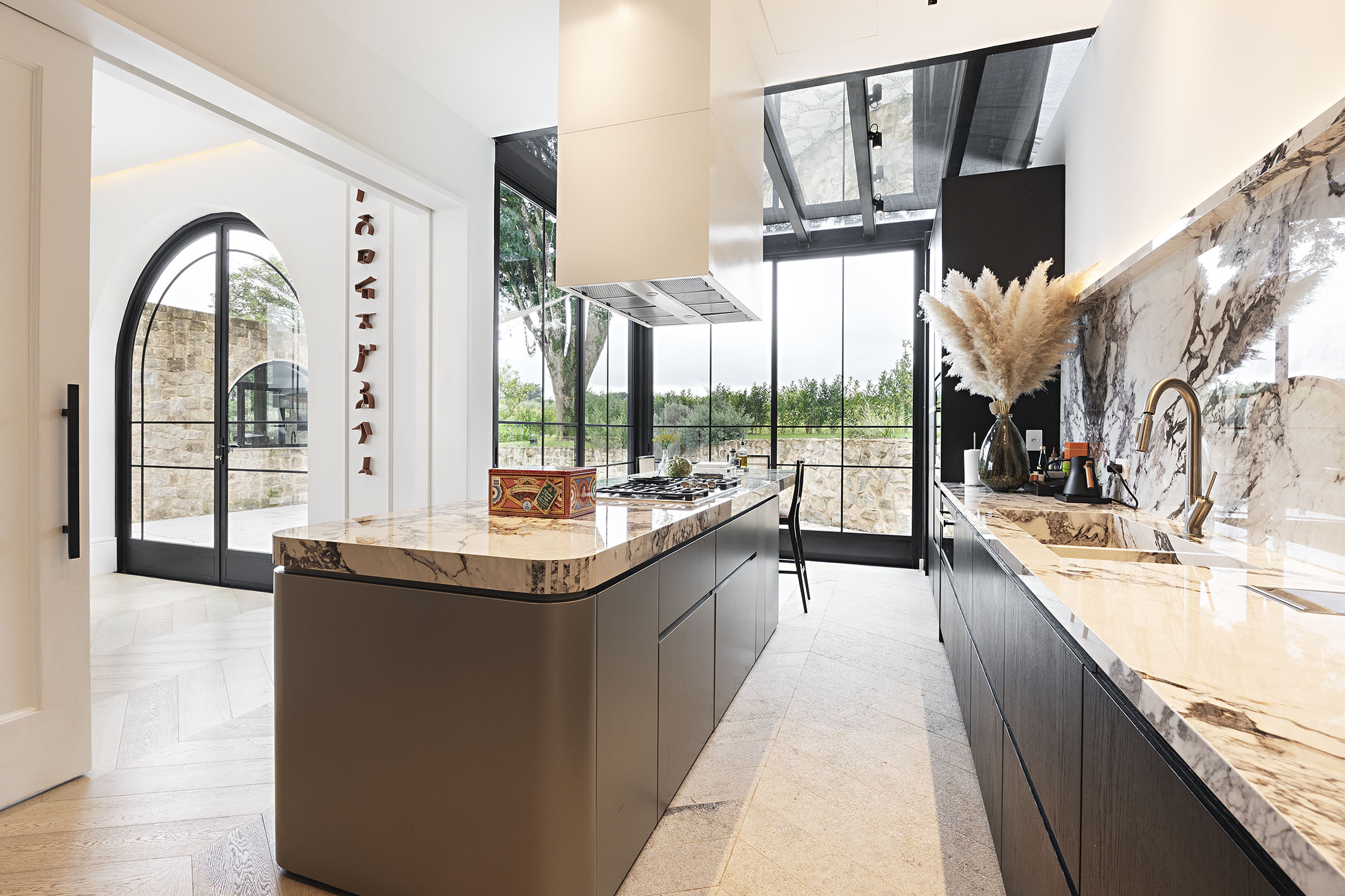  French-Inspired Residence on an Expansive Estate at Fazenda Boa Vista - 物件實景