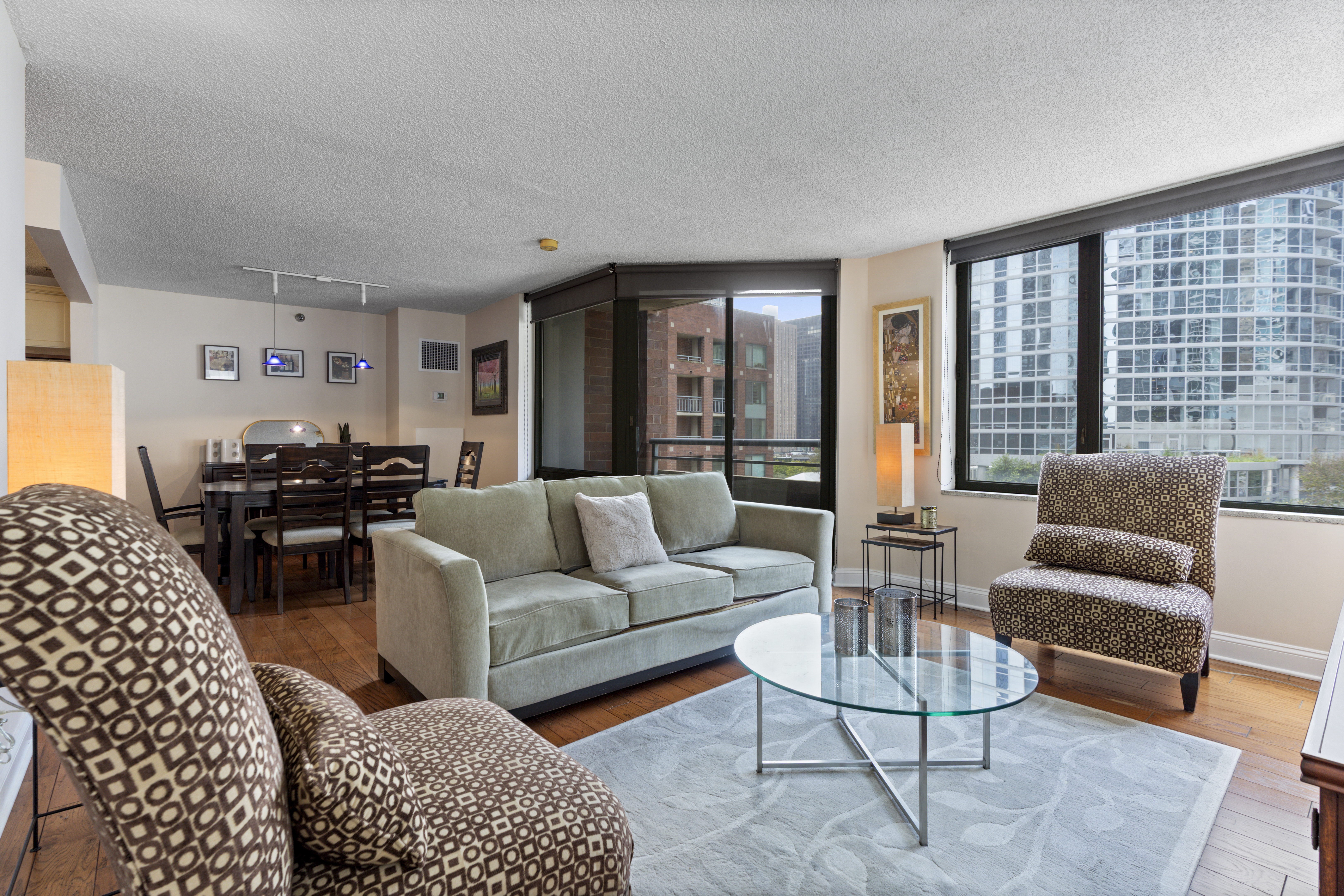  Preferred Corner Unit with Views of the landscaped sundeck and the City - 物件實景
