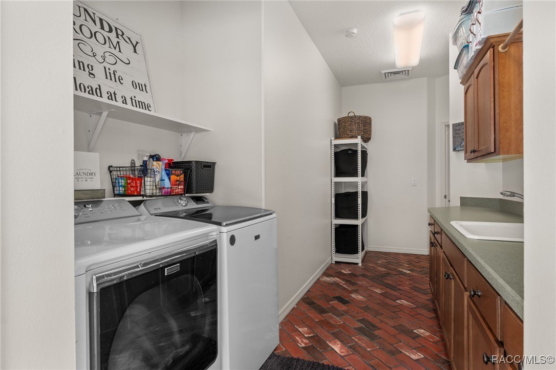 Crystal River, Florida, 34428, United States, 4 Bedrooms Bedrooms, ,4 BathroomsBathrooms,Residential,For Sale,1983688