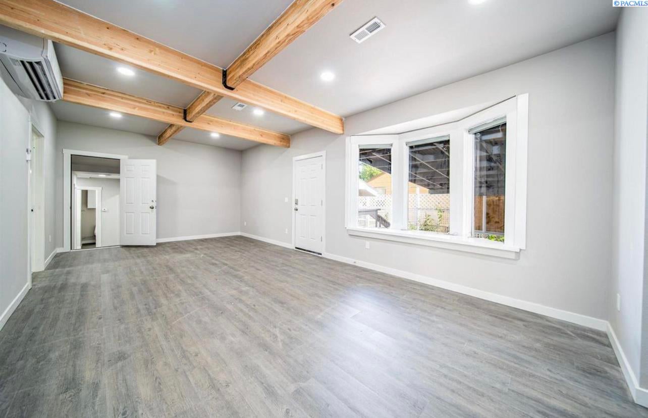 Kennewick, Washington, 99337, United States, 7 Bedrooms Bedrooms, ,Residential,For Sale,1915835