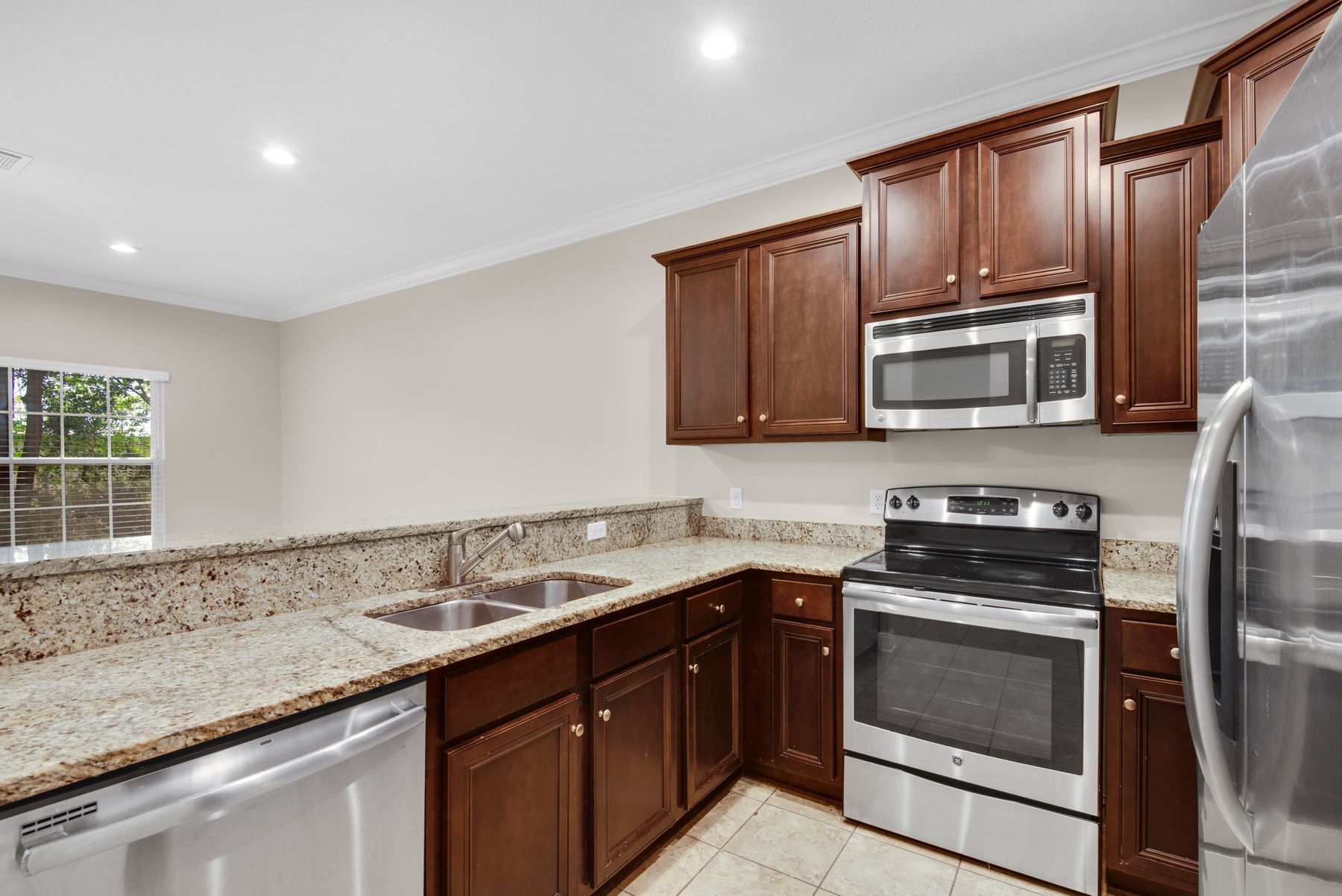  Move-In Ready Townhome Near Beaches And Bay - 物件實景