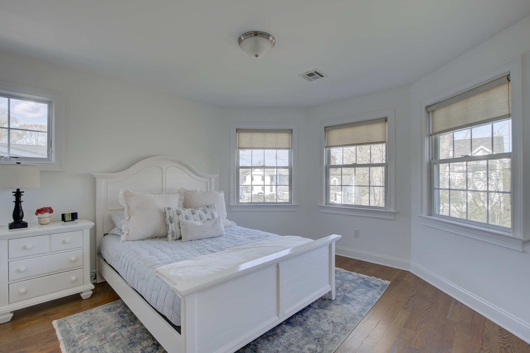  Beautifully designed home offers the perfect blend of comfort, style, - 物件實景