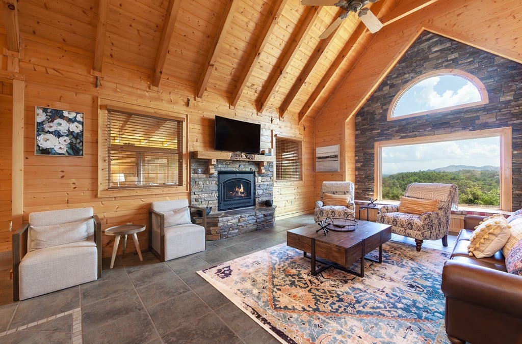 Sevierville, Tennessee, 37862, United States, 3 Bedrooms Bedrooms, ,7 BathroomsBathrooms,Residential,For Sale,1914651