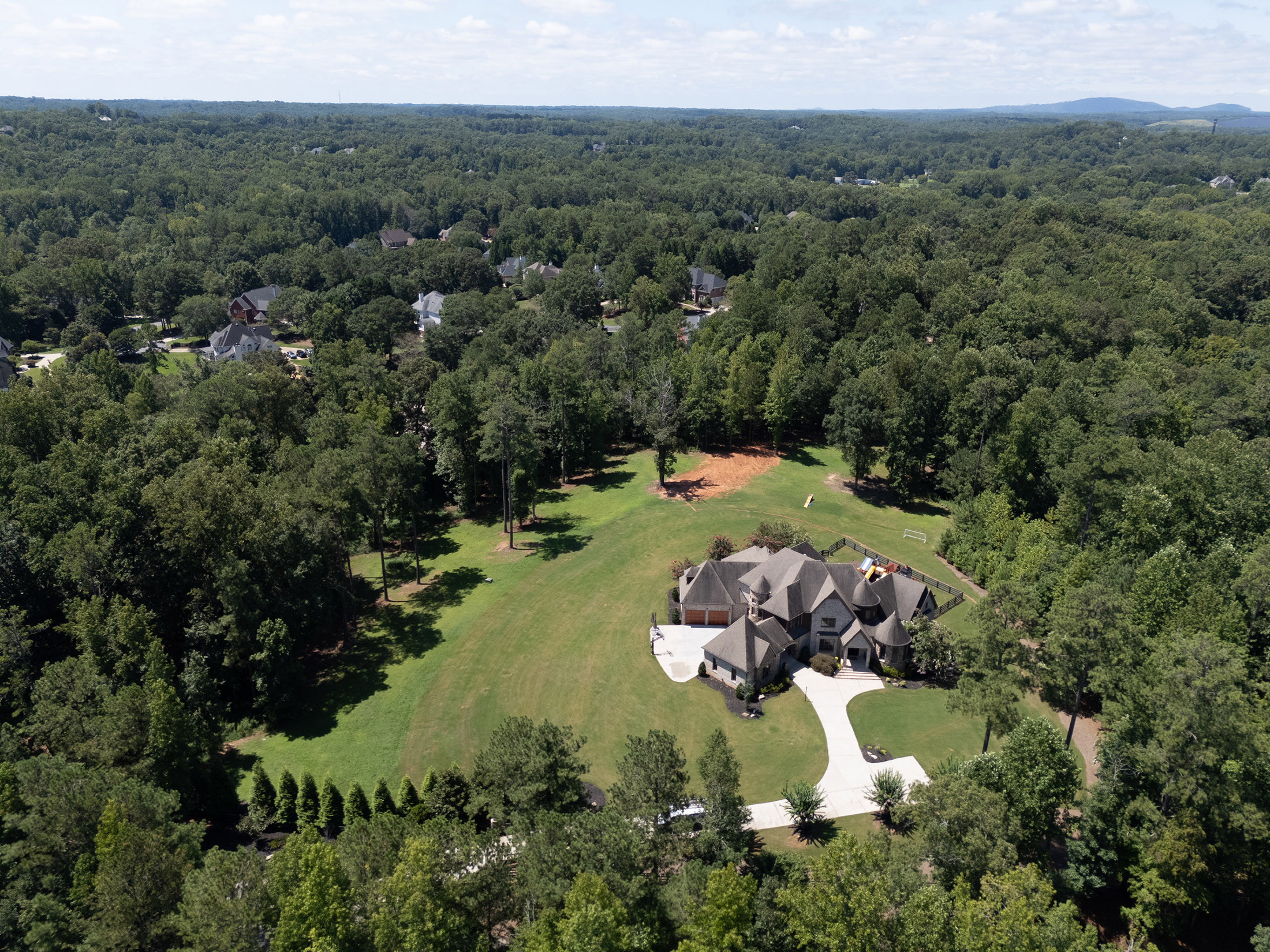  An Reminiscent of Old-World Charm Meets Modern Luxury on This Milton Estate - 物件實景