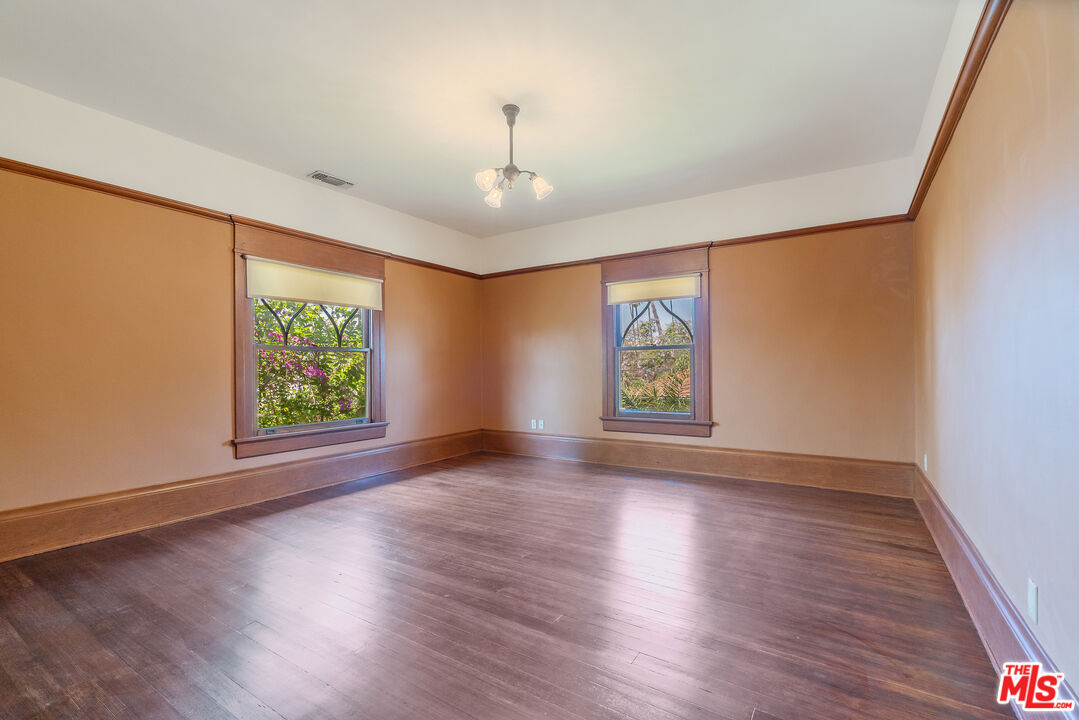 Los Angeles, California, 90006, United States, 6 Bedrooms Bedrooms, ,5 BathroomsBathrooms,Residential,For Sale,1883118