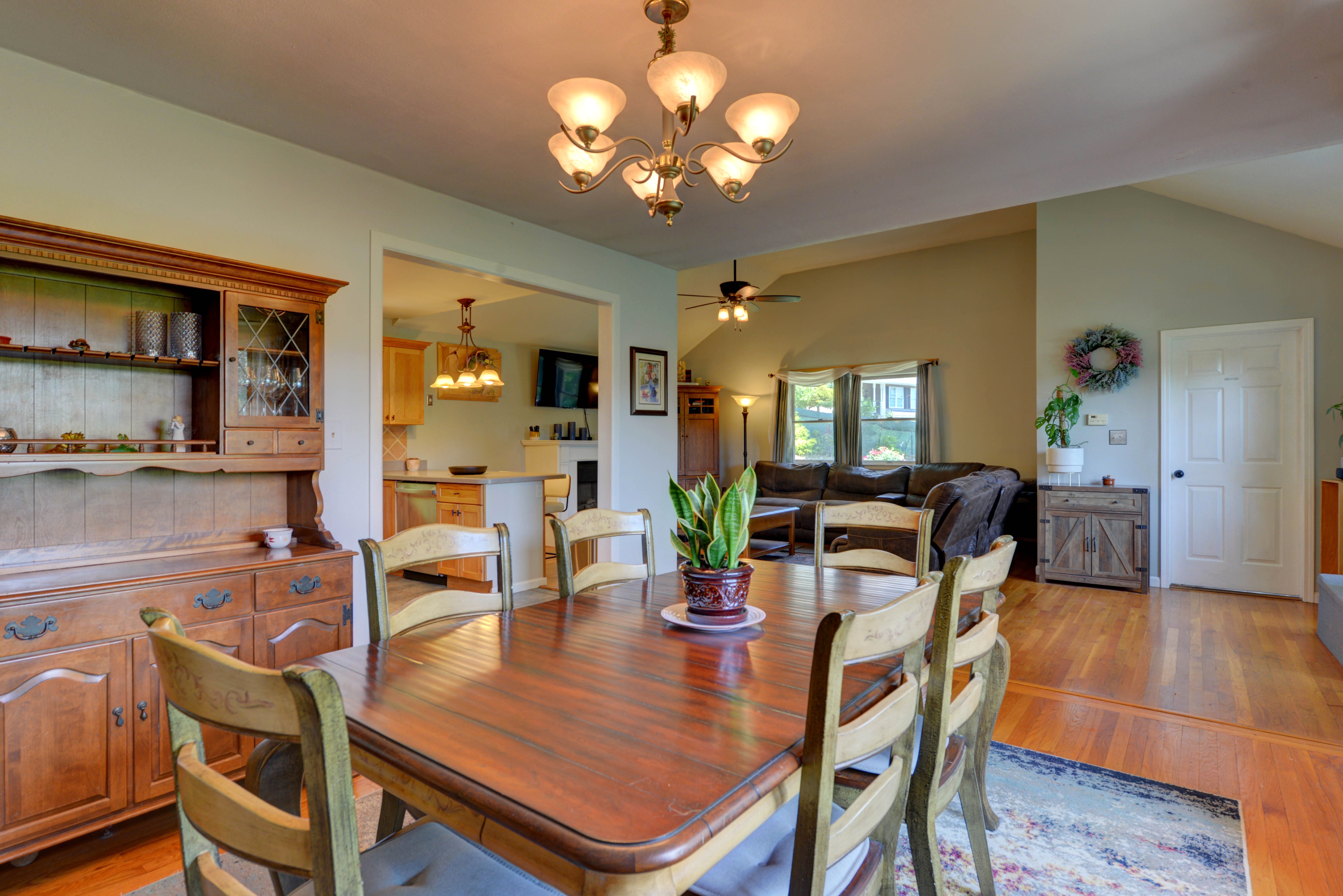 Mahwah, New Jersey, 07430, United States, 4 Bedrooms Bedrooms, ,2 BathroomsBathrooms,Residential,For Sale,1931403