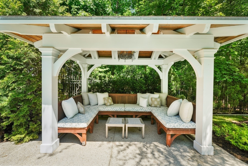 Wellesley, Massachusetts, 02481, United States, 2 Bedrooms Bedrooms, ,3 BathroomsBathrooms,Residential,For Sale,1941651