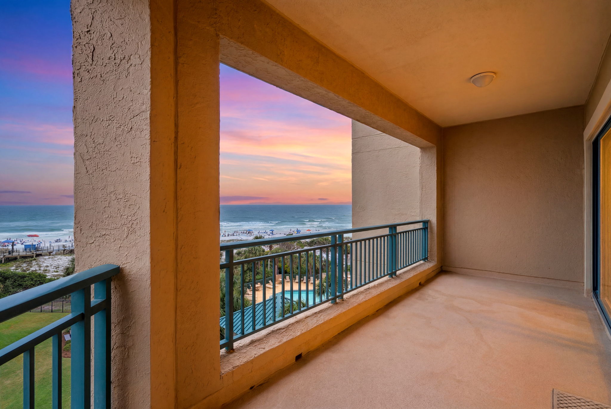  Gulf-Front Condominium with Panoramic Views and Renovation Potential - 物件實景