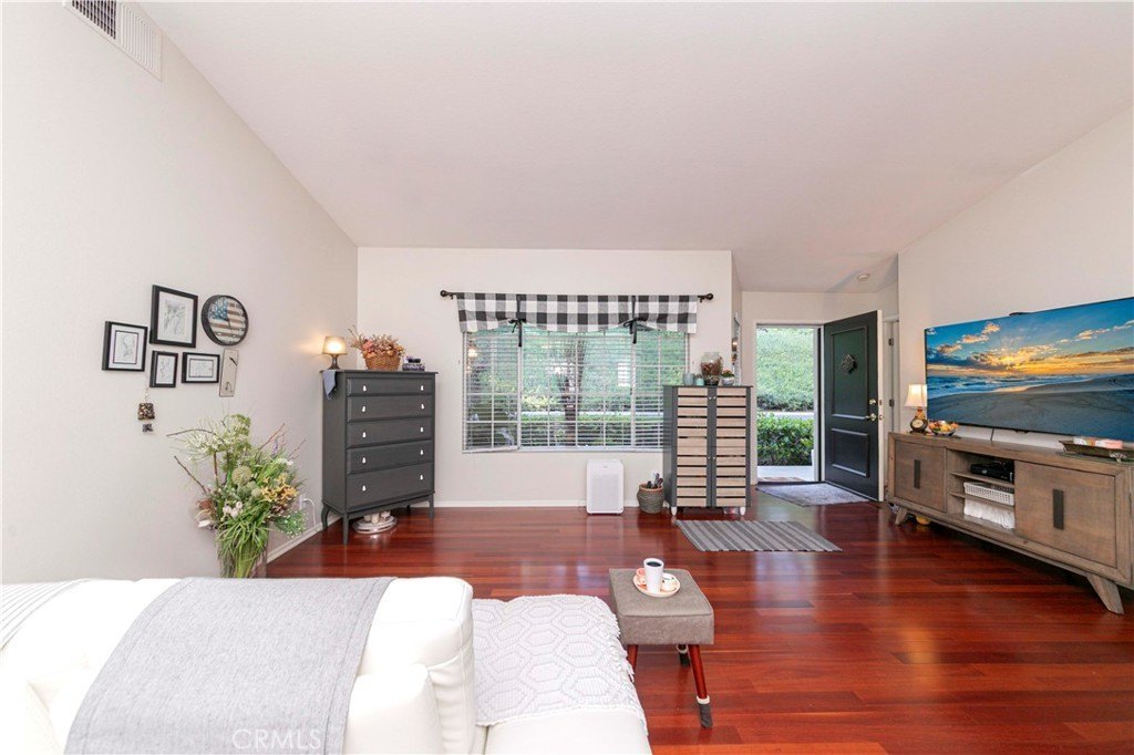 Aliso Viejo, California, 92656, United States, 2 Bedrooms Bedrooms, ,2 BathroomsBathrooms,Residential,For Sale,1901235