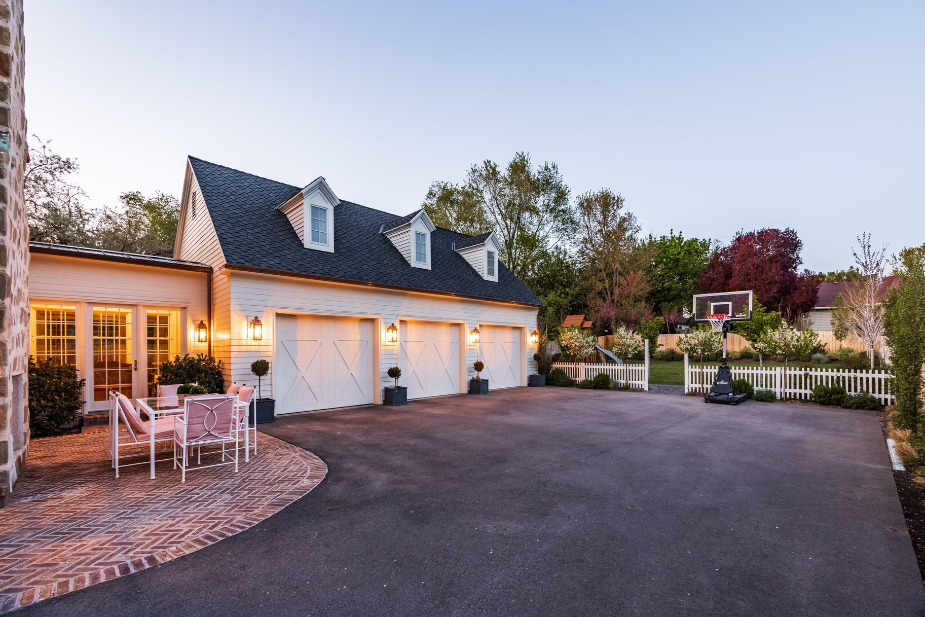  Timeless Colonial Charm Meets Refined Modern Luxury In This Storybook Retreat - 物件實景