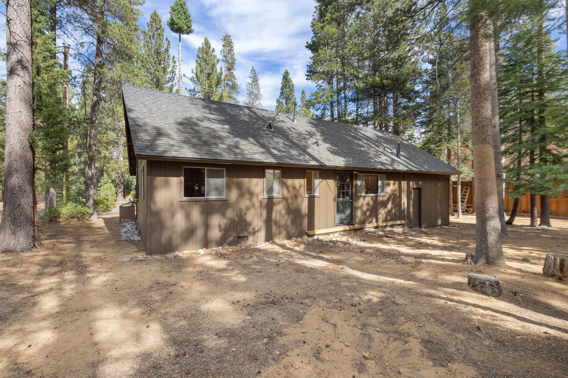  Charming Tahoe Cabin Beside Forest Service Land—Your Mountain Getaway Awaits - 物件實景