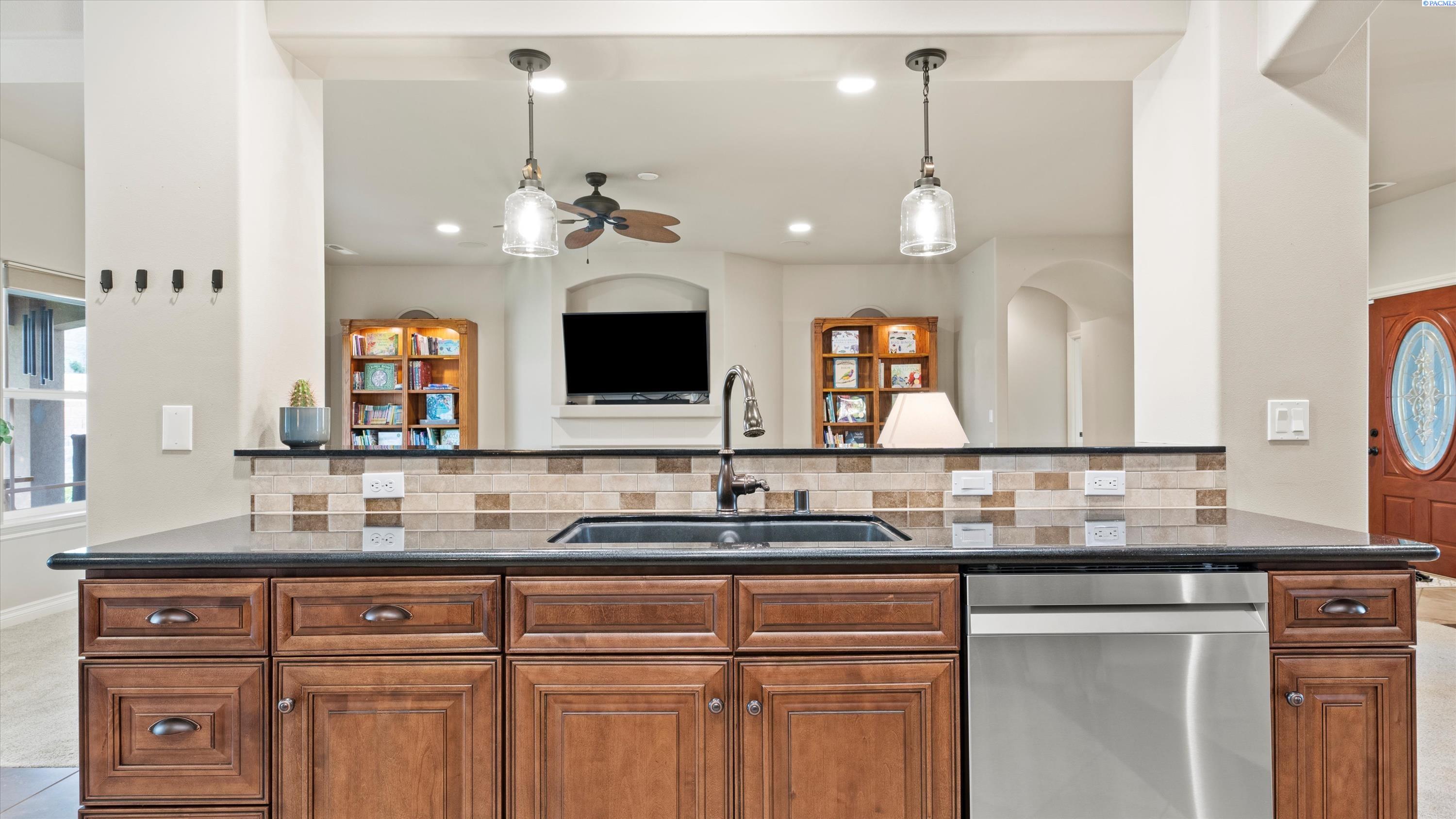 Kennewick, Washington, 99337, United States, 3 Bedrooms Bedrooms, ,2 BathroomsBathrooms,Residential,For Sale,1941817
