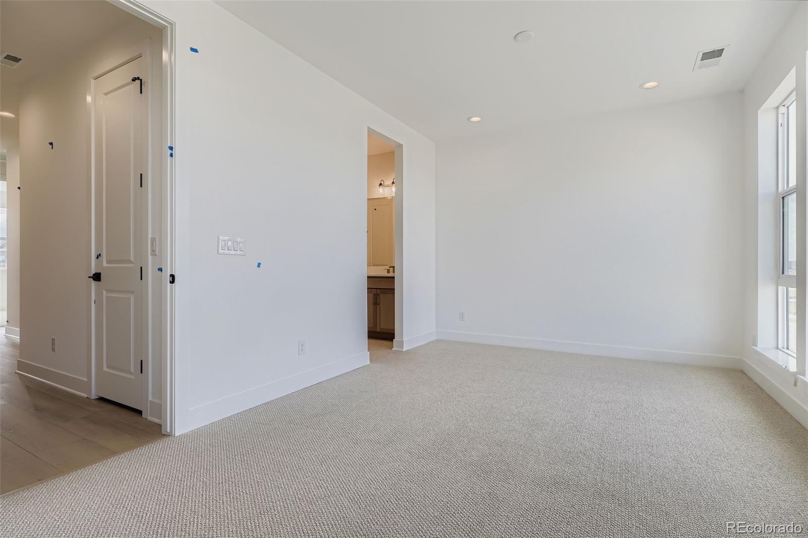 Aurora, Colorado, 80019, United States, 4 Bedrooms Bedrooms, ,4 BathroomsBathrooms,Residential,For Sale,1902538