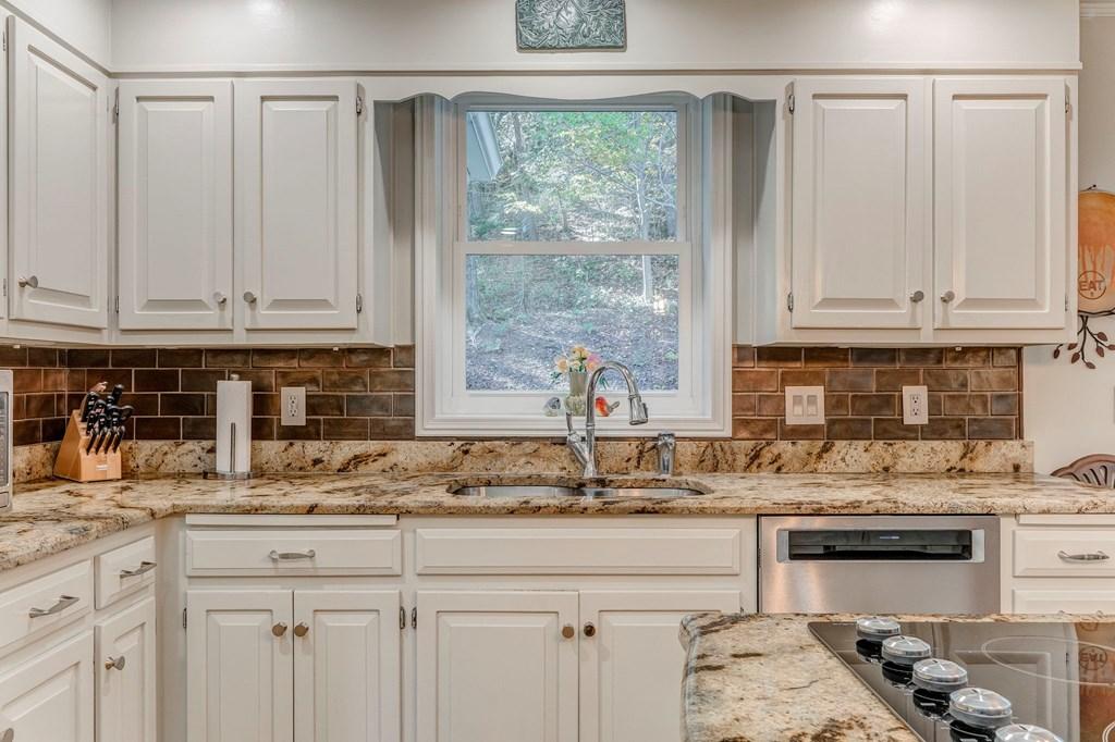 DALTON, Georgia, 30720, United States, 4 Bedrooms Bedrooms, ,4 BathroomsBathrooms,Residential,For Sale,1989438