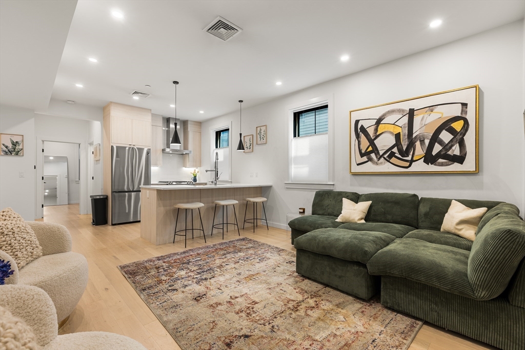 Boston, Massachusetts, 02128, United States, 2 Bedrooms Bedrooms, ,2 BathroomsBathrooms,Residential,For Sale,1940624