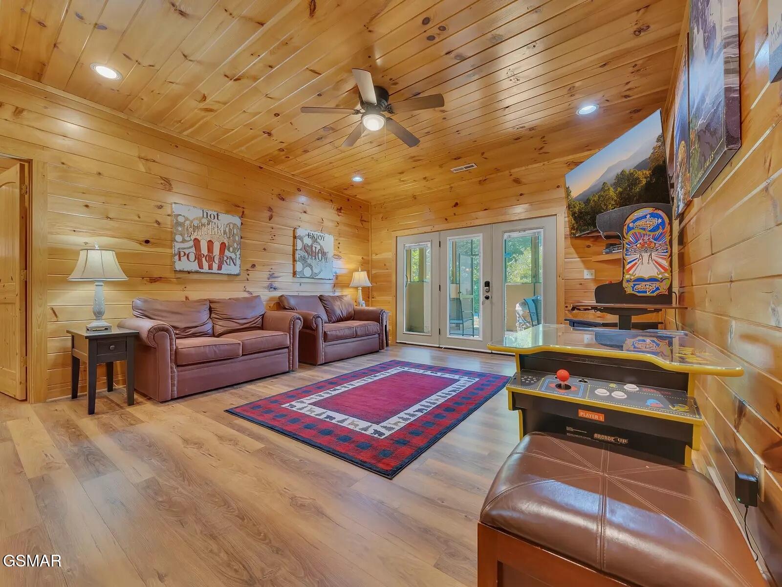 Gatlinburg, Tennessee, 37738, United States, 3 Bedrooms Bedrooms, ,3 BathroomsBathrooms,Residential,For Sale,2005434