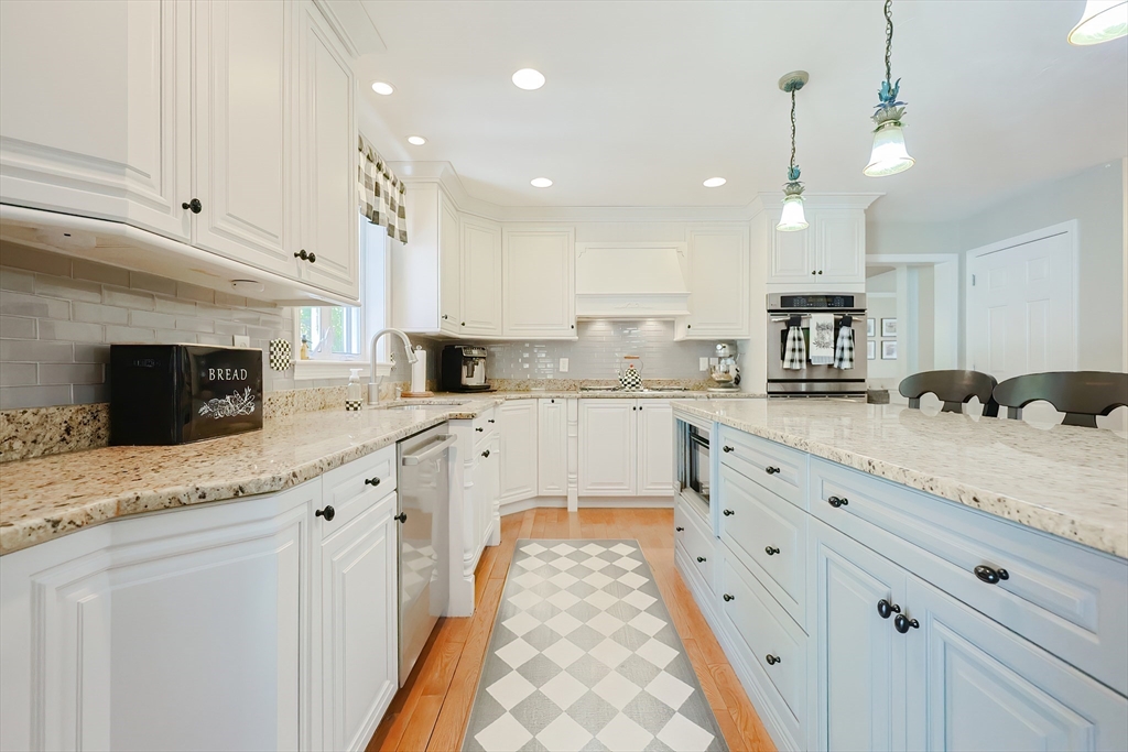 Northbridge, Massachusetts, 01534, United States, 4 Bedrooms Bedrooms, ,2 BathroomsBathrooms,Residential,For Sale,1977320