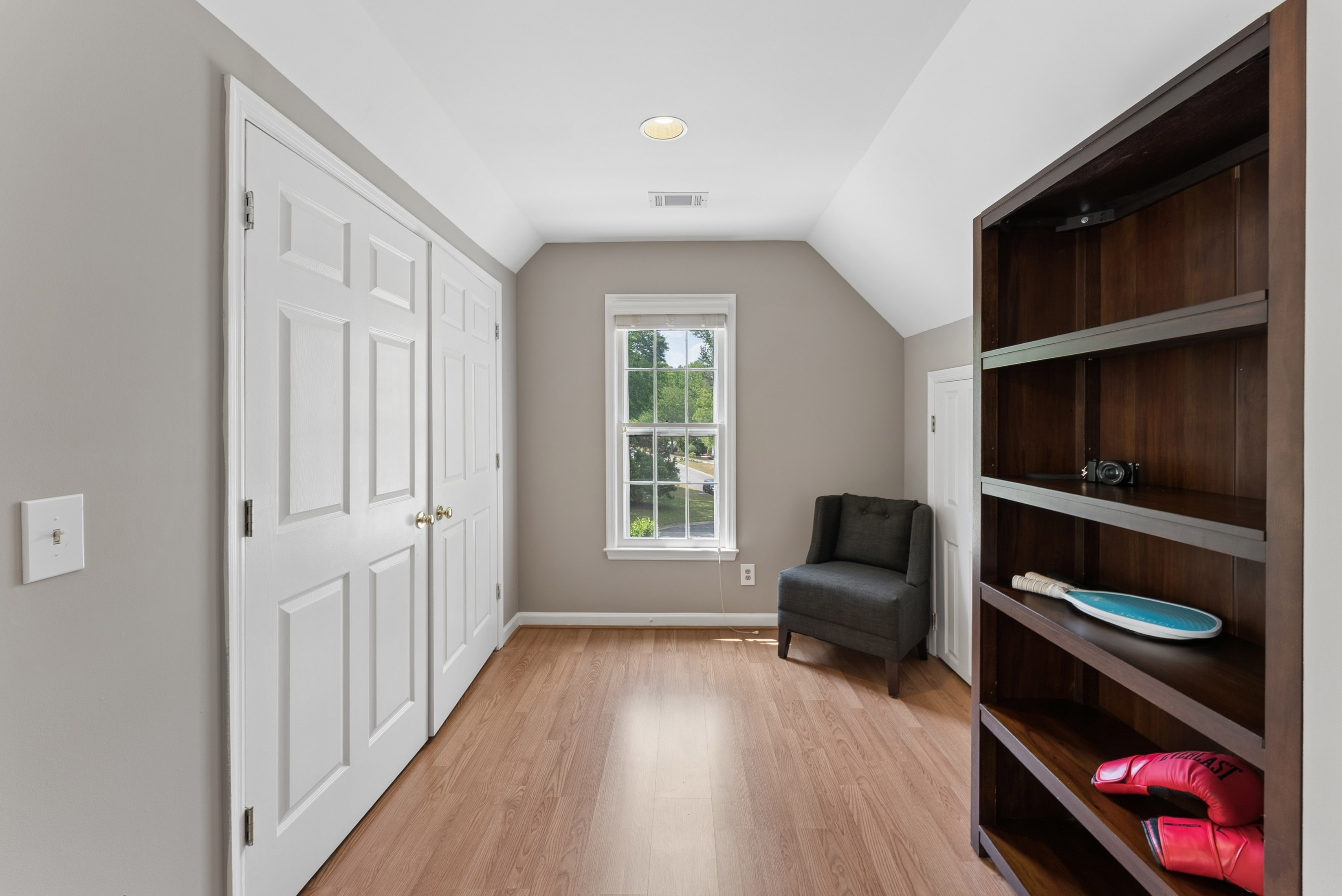  Stately Brick-front Home Offers Timeless Curb Appeal - 物件實景