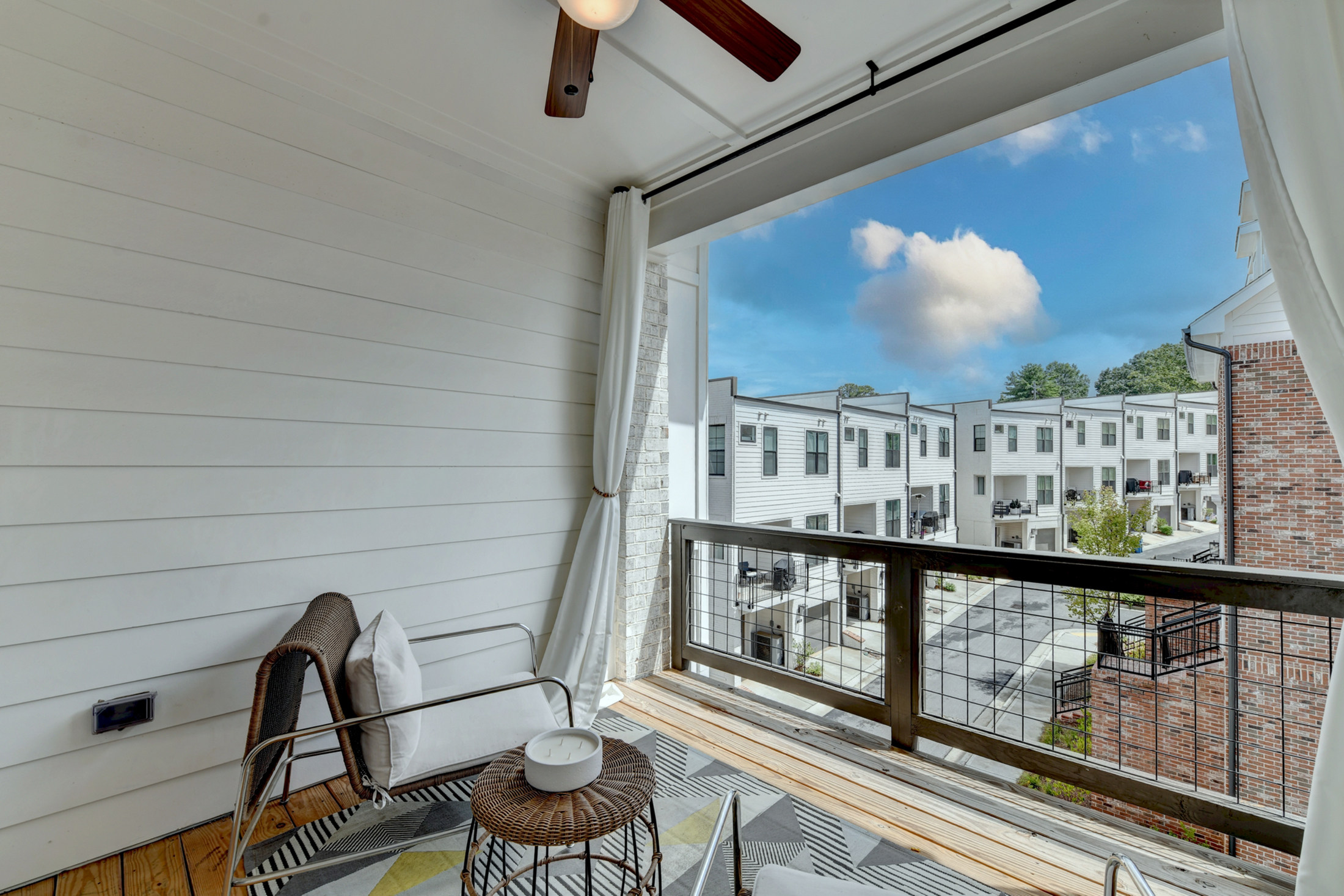  Welcome Home to this Magnificent Three-Story Townhome - 物件實景