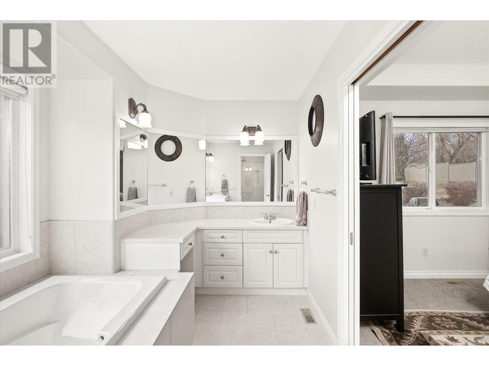 KELOWNA, British Columbia, V1W 4K9, CA, 4 Bedrooms Bedrooms, ,3 BathroomsBathrooms,Residential,For Sale,1865422