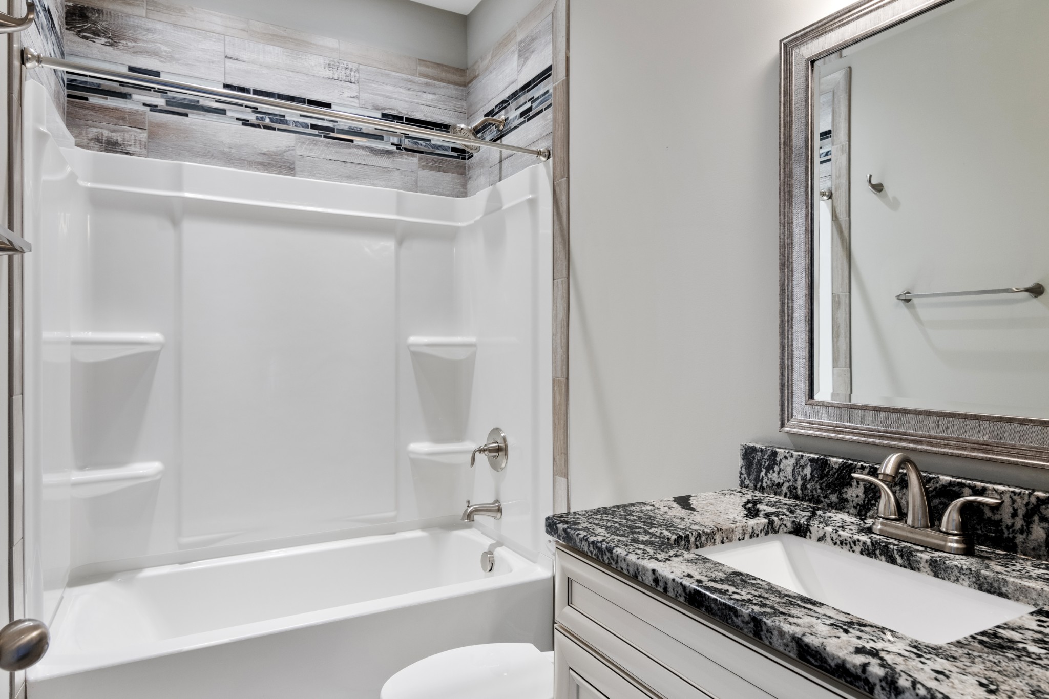 Clarksville, Tennessee, 37043, United States, 5 Bedrooms Bedrooms, ,4 BathroomsBathrooms,Residential,For Sale,1975936