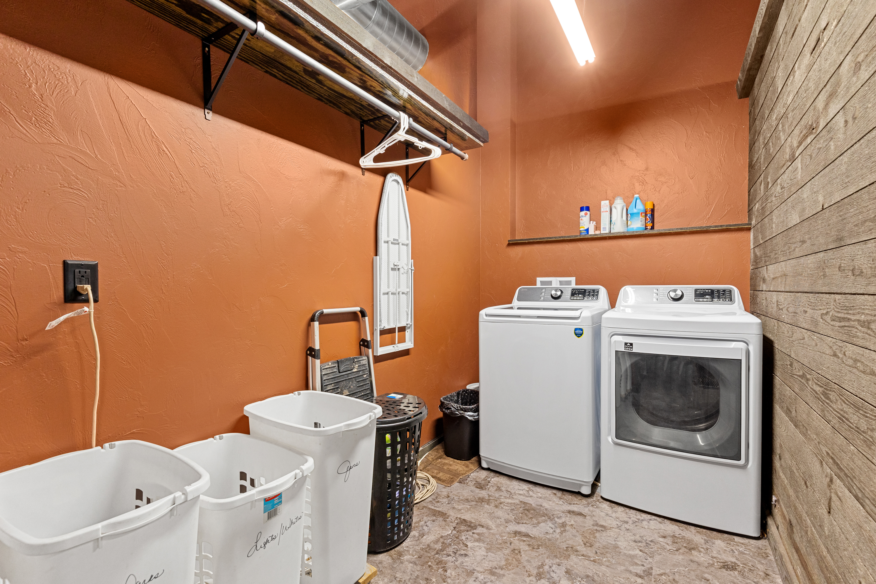 Hot Springs, South Dakota, 57747, United States, 6 Bedrooms Bedrooms, ,6 BathroomsBathrooms,Residential,For Sale,1978039