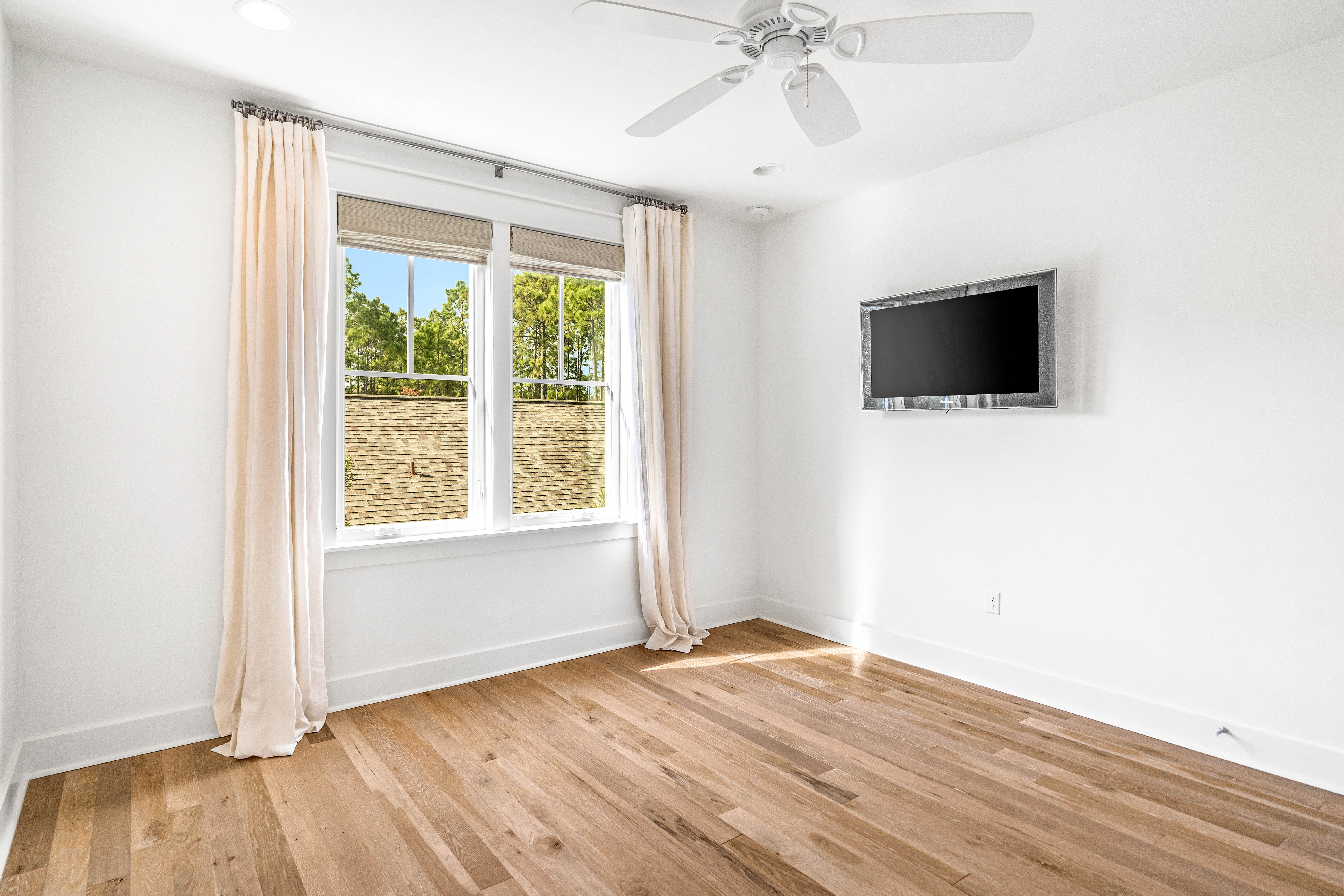  Beautifully Appointed Corner-Lot Home Steps from Village Commons Amenities - 物件實景