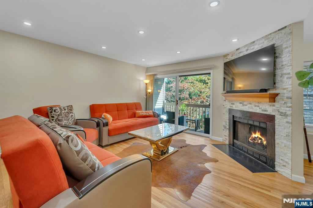 Palisades Park, New Jersey, 07650, United States, 2 Bedrooms Bedrooms, ,3 BathroomsBathrooms,Residential,For Sale,1960727