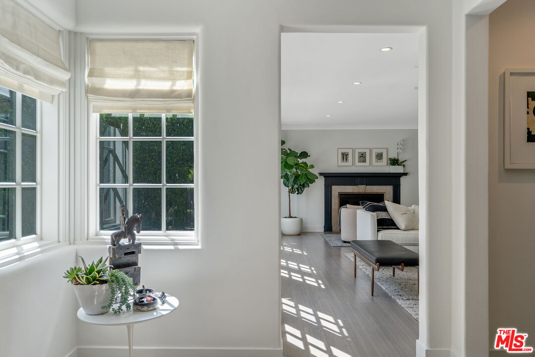 Los Angeles, California, 90020, United States, 5 Bedrooms Bedrooms, ,5 BathroomsBathrooms,Residential,For Sale,1939583