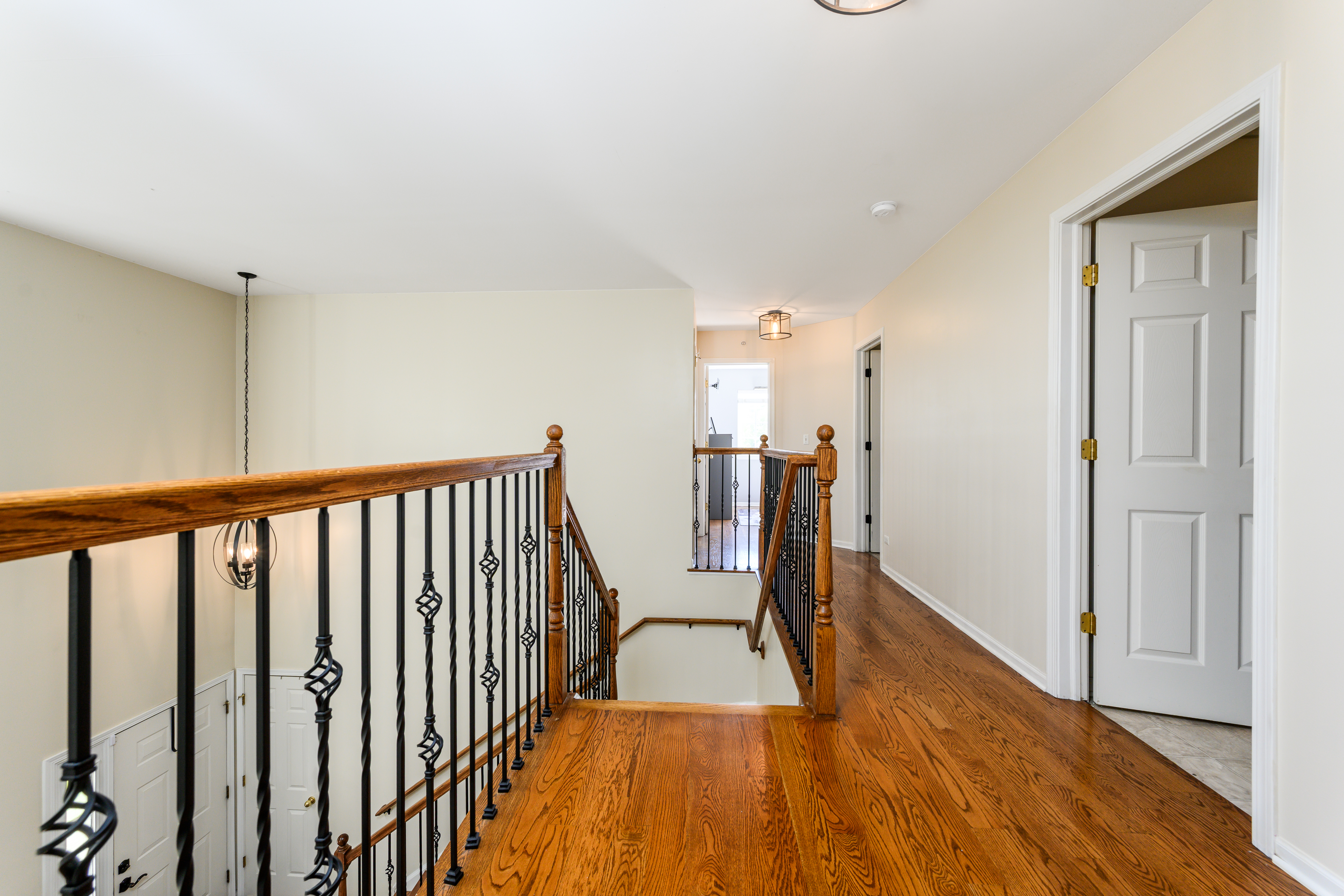  Bright and Spacious Corner Home with Fully Finished Basement - 物件實景