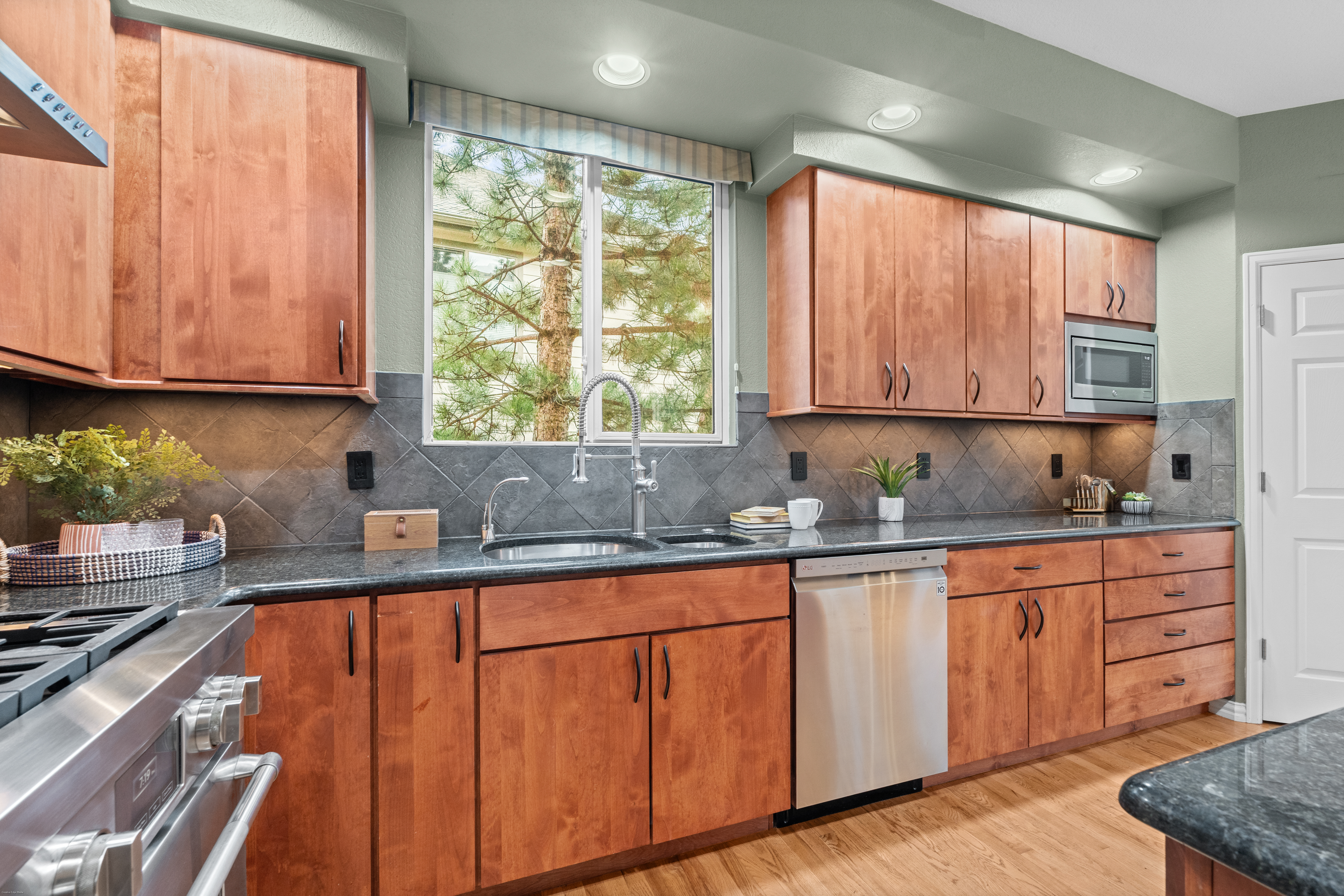  Evergreen Light-Filled Retreat Near Lake Golf Trails & South Deck - 物件實景