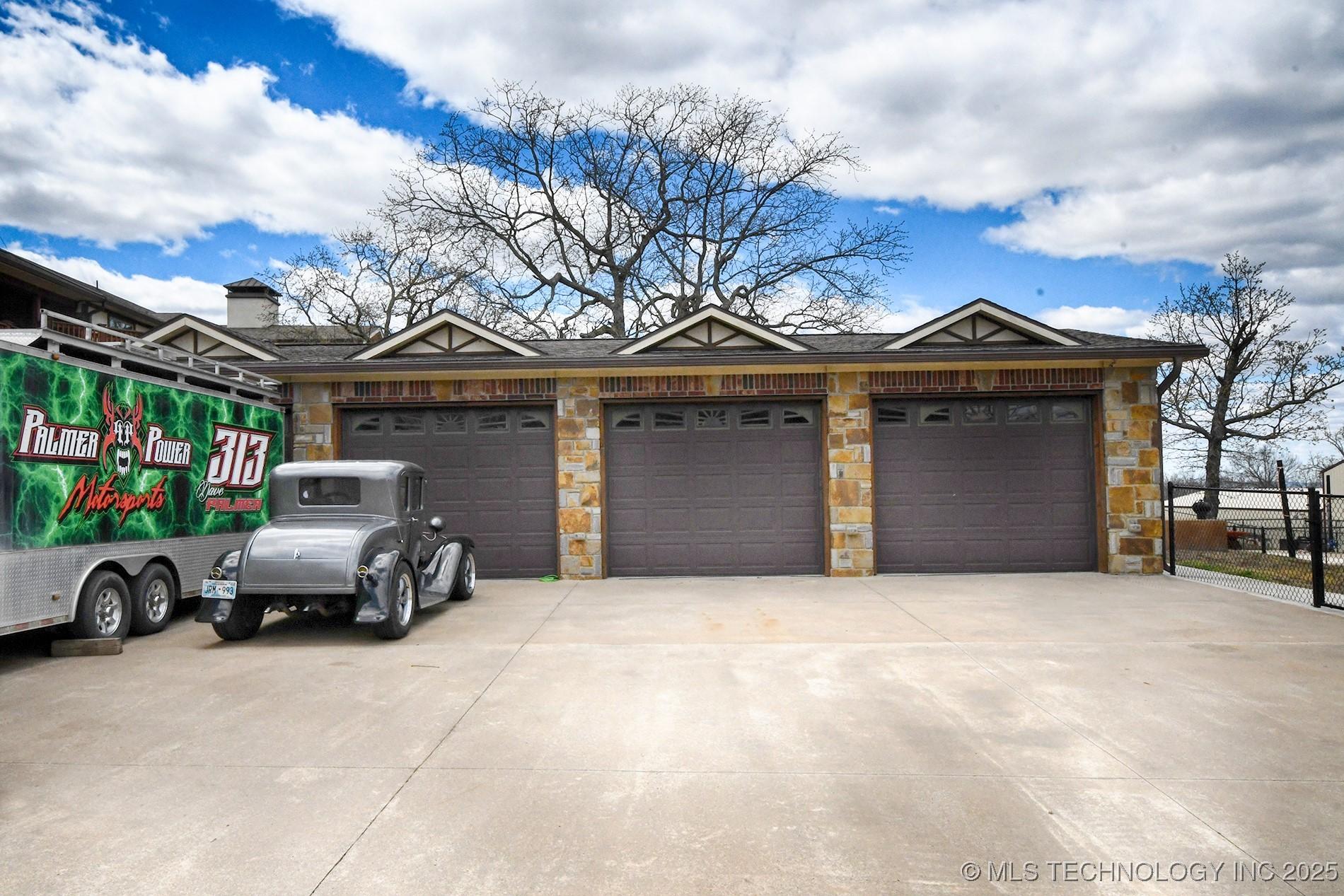 Sallisaw, Oklahoma, 74955, United States, 3 Bedrooms Bedrooms, ,3 BathroomsBathrooms,Residential,For Sale,1977994