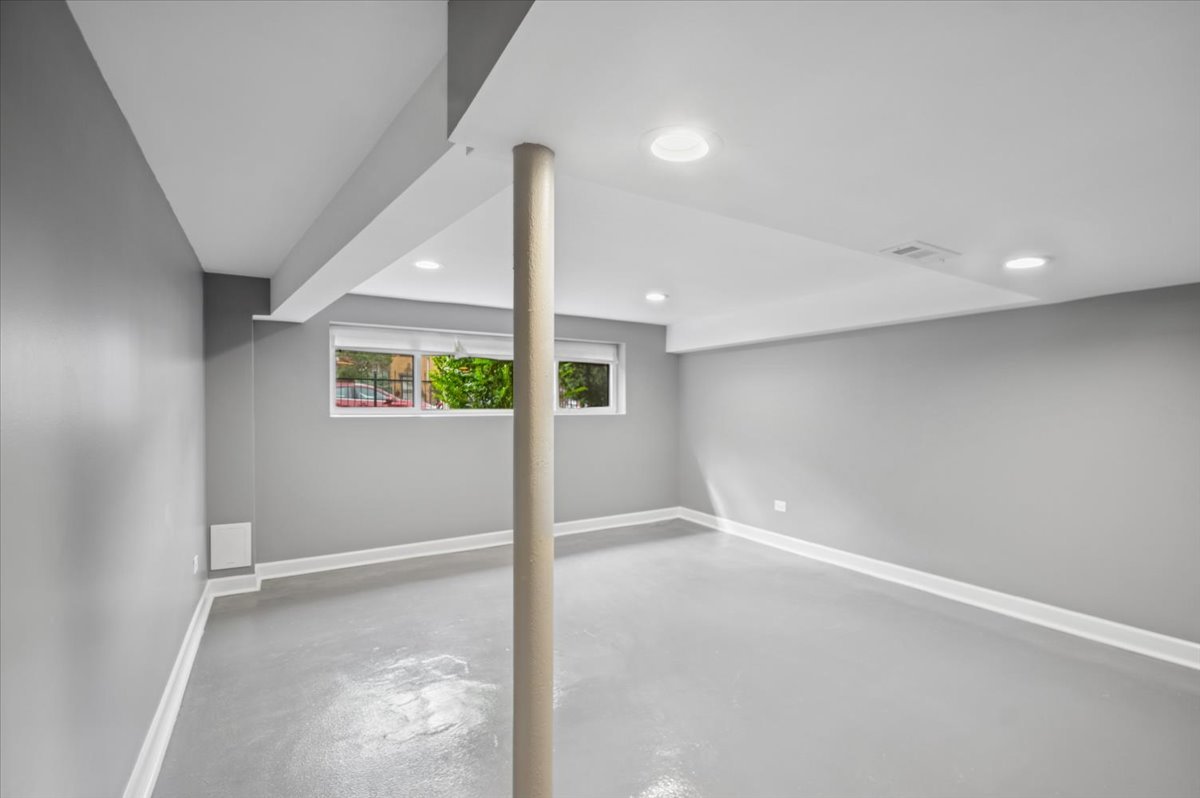 Chicago, Illinois, 60639, United States, 6 Bedrooms Bedrooms, ,Residential,For Sale,1974206