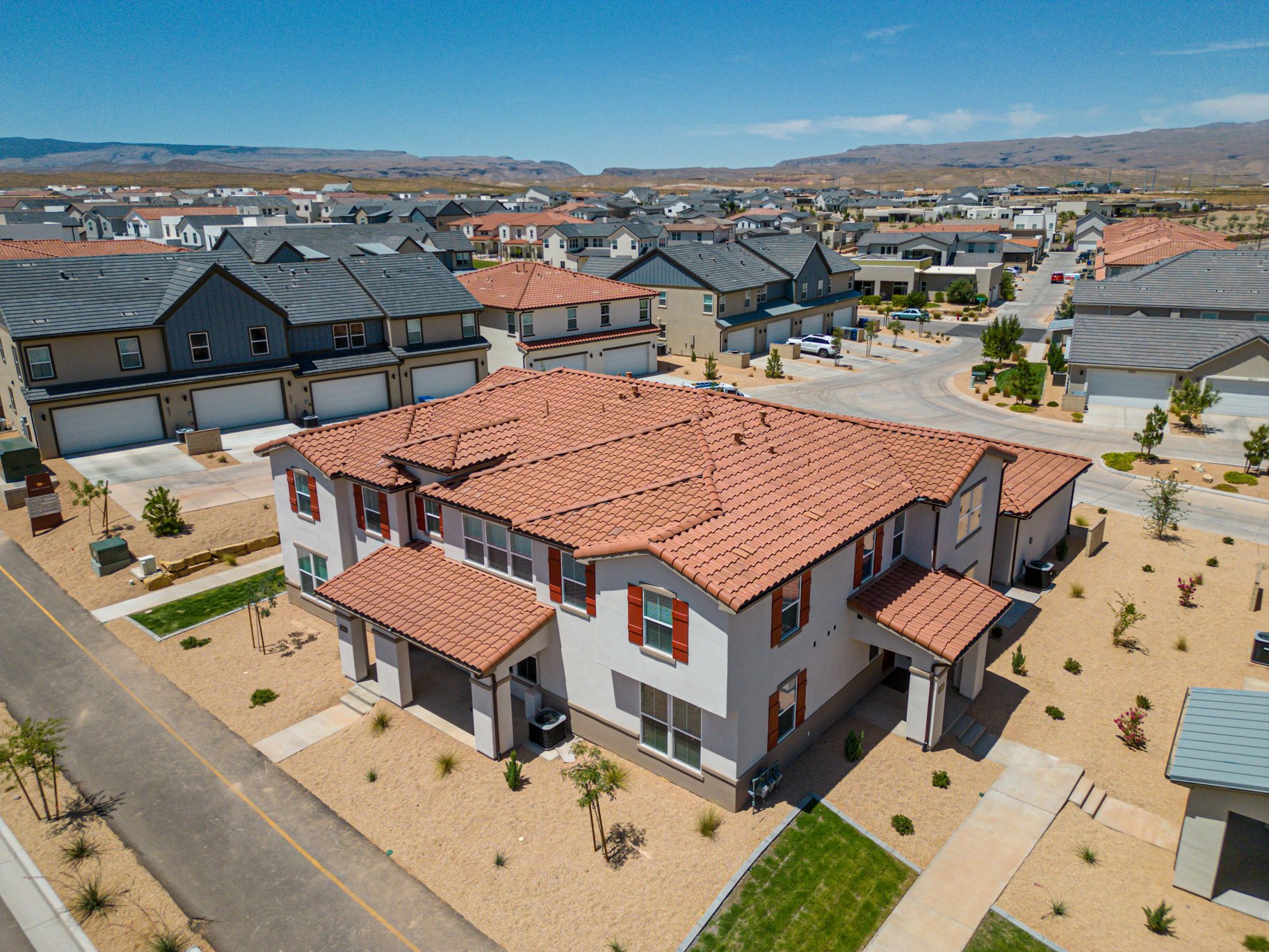  Move-in ready. Desert Color - Furnished 3 bed townhome - 物件實景