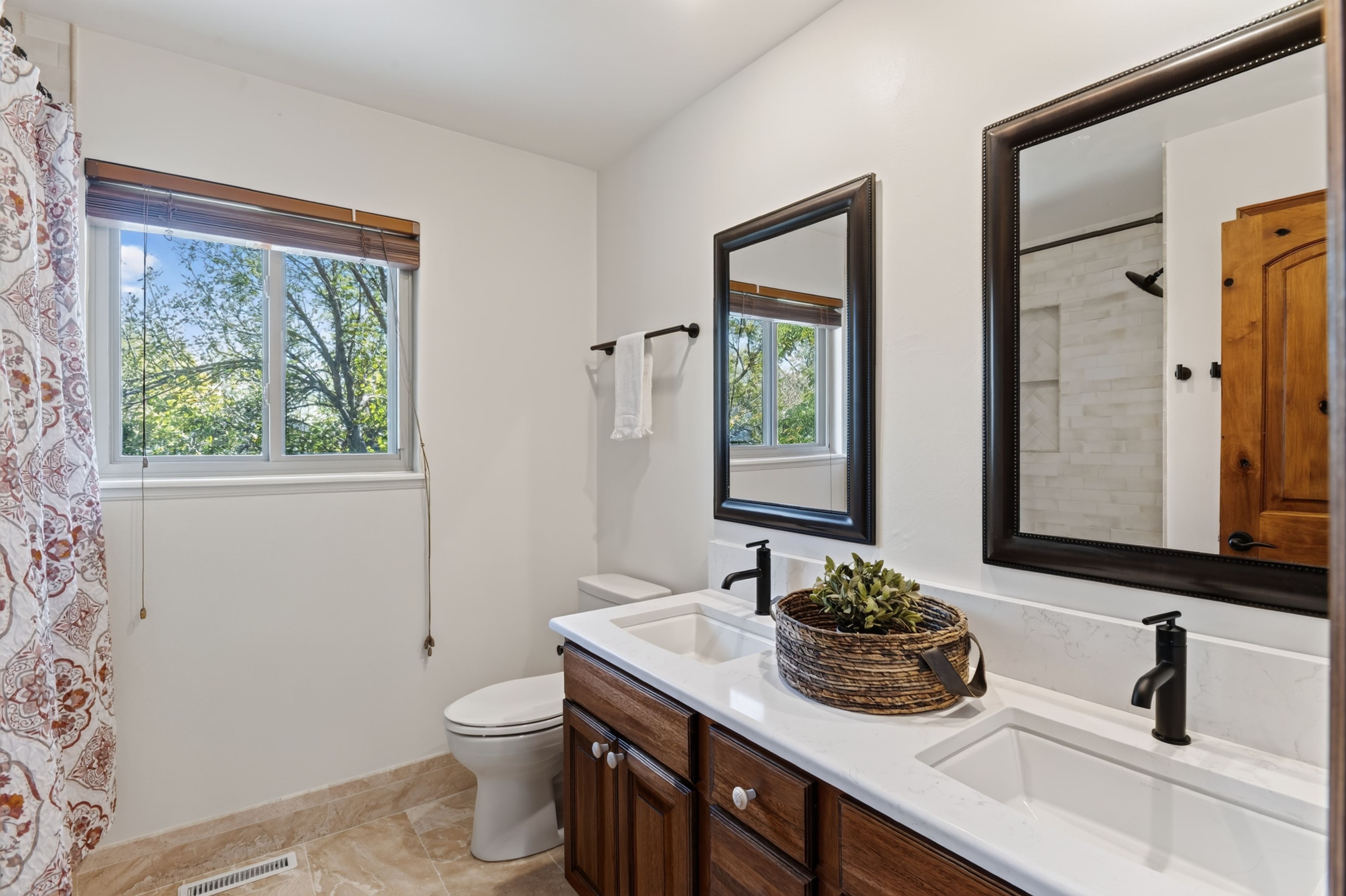  Unique Kitchen & Vaulted Beamed Room Near Cherry Creek State Park Retreat - 物件實景