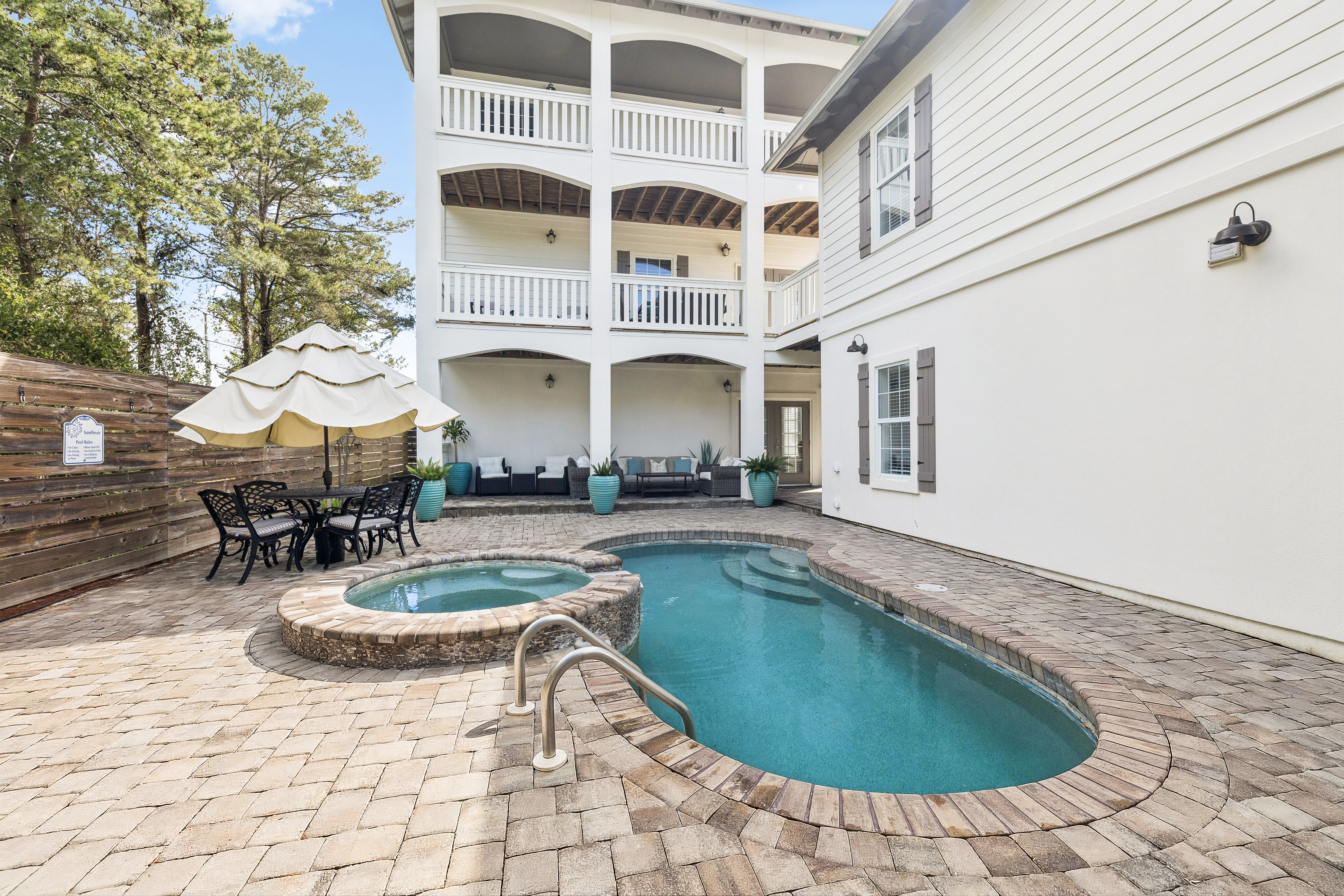  Updated Coastal Retreat With Courtyard Pool And Carriage House - 物件實景