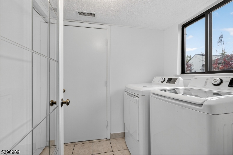 Franklin Twp., New Jersey, 08873, United States, 2 Bedrooms Bedrooms, ,3 BathroomsBathrooms,Residential,For Sale,1993021