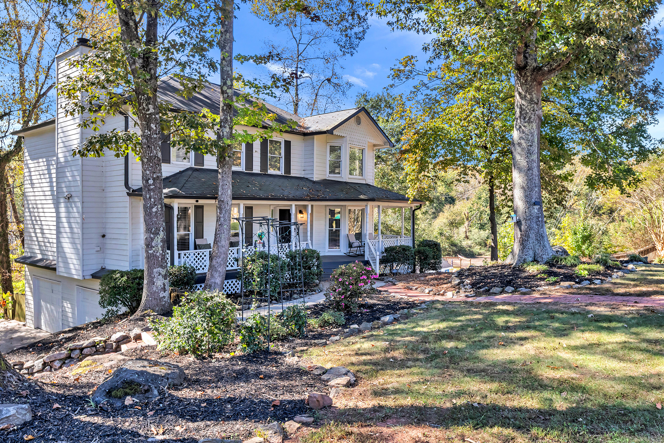  Classic Southern Charm and a Welcoming Wraparound Porch - 物件實景