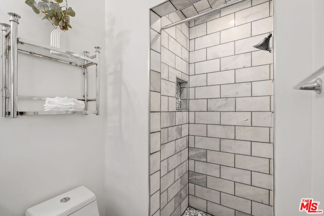 Lake Balboa, California, 91406, United States, 3 Bedrooms Bedrooms, ,1 BathroomBathrooms,Residential,For Sale,1992141