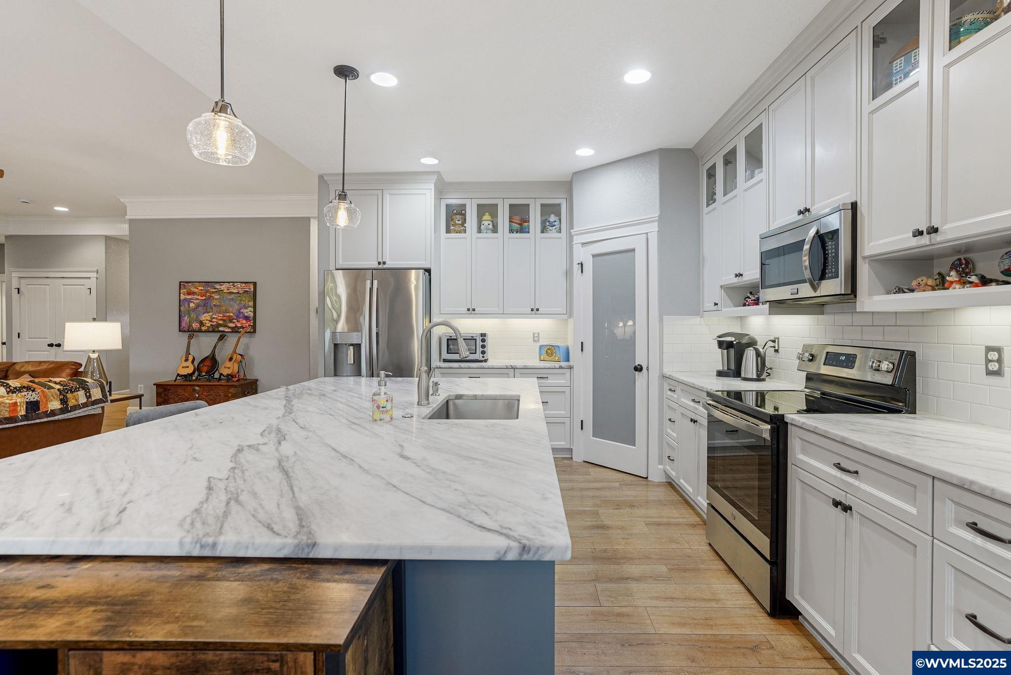 Dallas, Oregon, 97338, United States, 4 Bedrooms Bedrooms, ,2 BathroomsBathrooms,Residential,For Sale,1991904