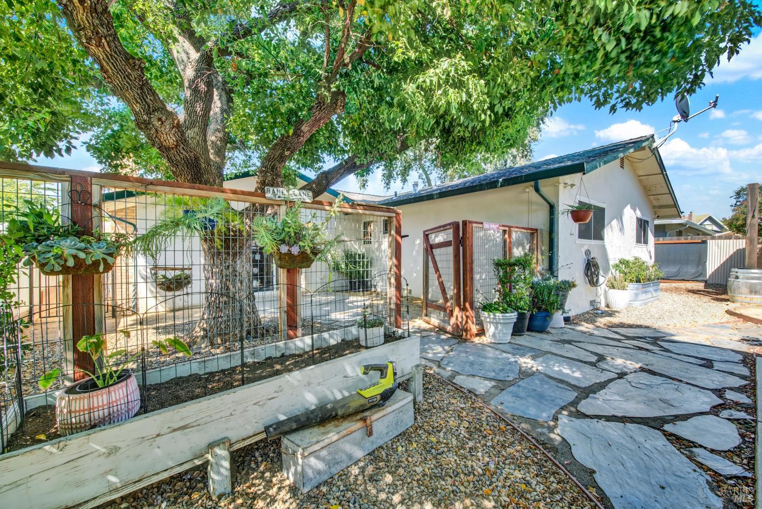 Vacaville, California, 95687, United States, 3 Bedrooms Bedrooms, ,2 BathroomsBathrooms,Residential,For Sale,1940371