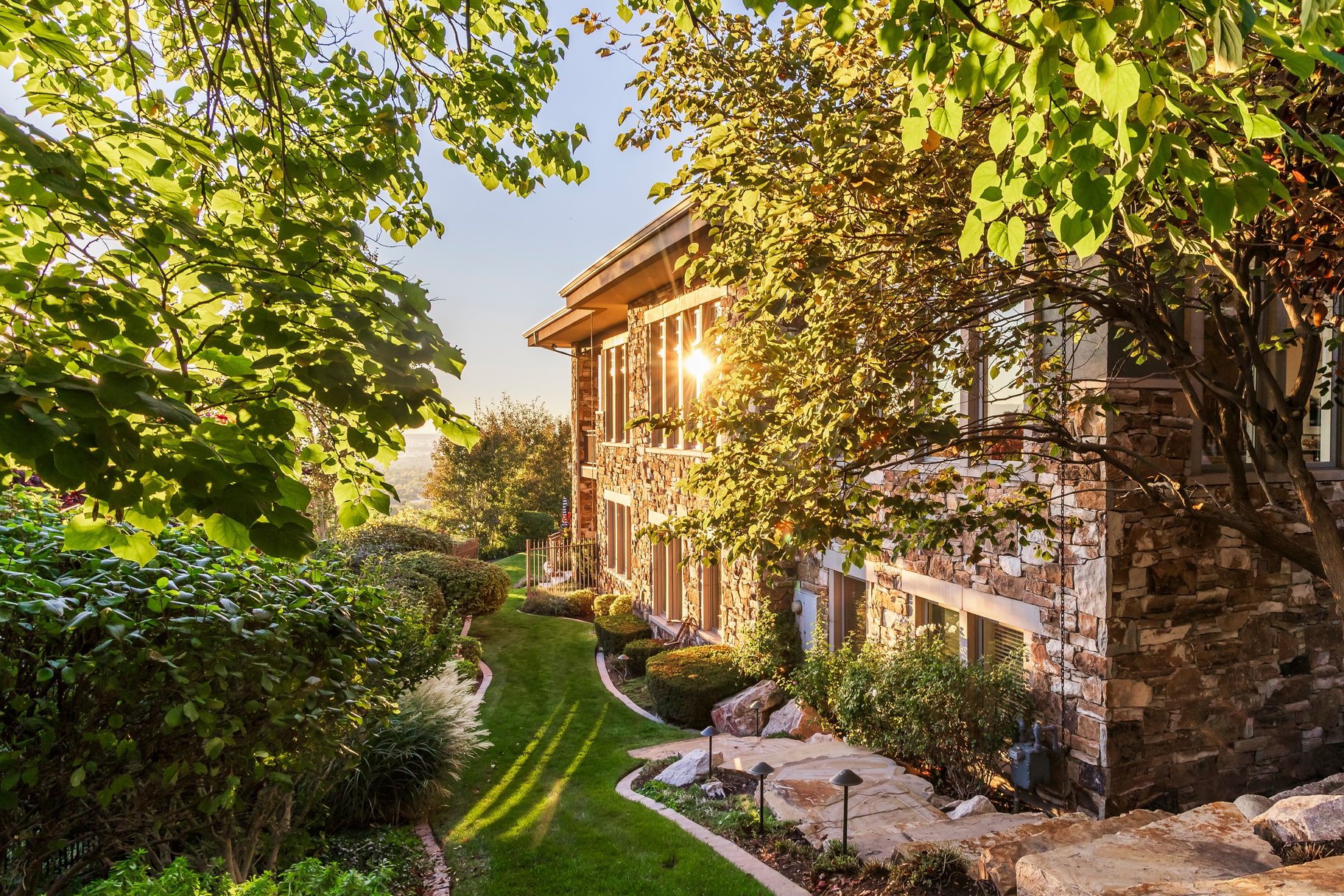  Timeless East Bench Craftsman Estate with Gated Entry, Expansive Light and Views - 物件實景