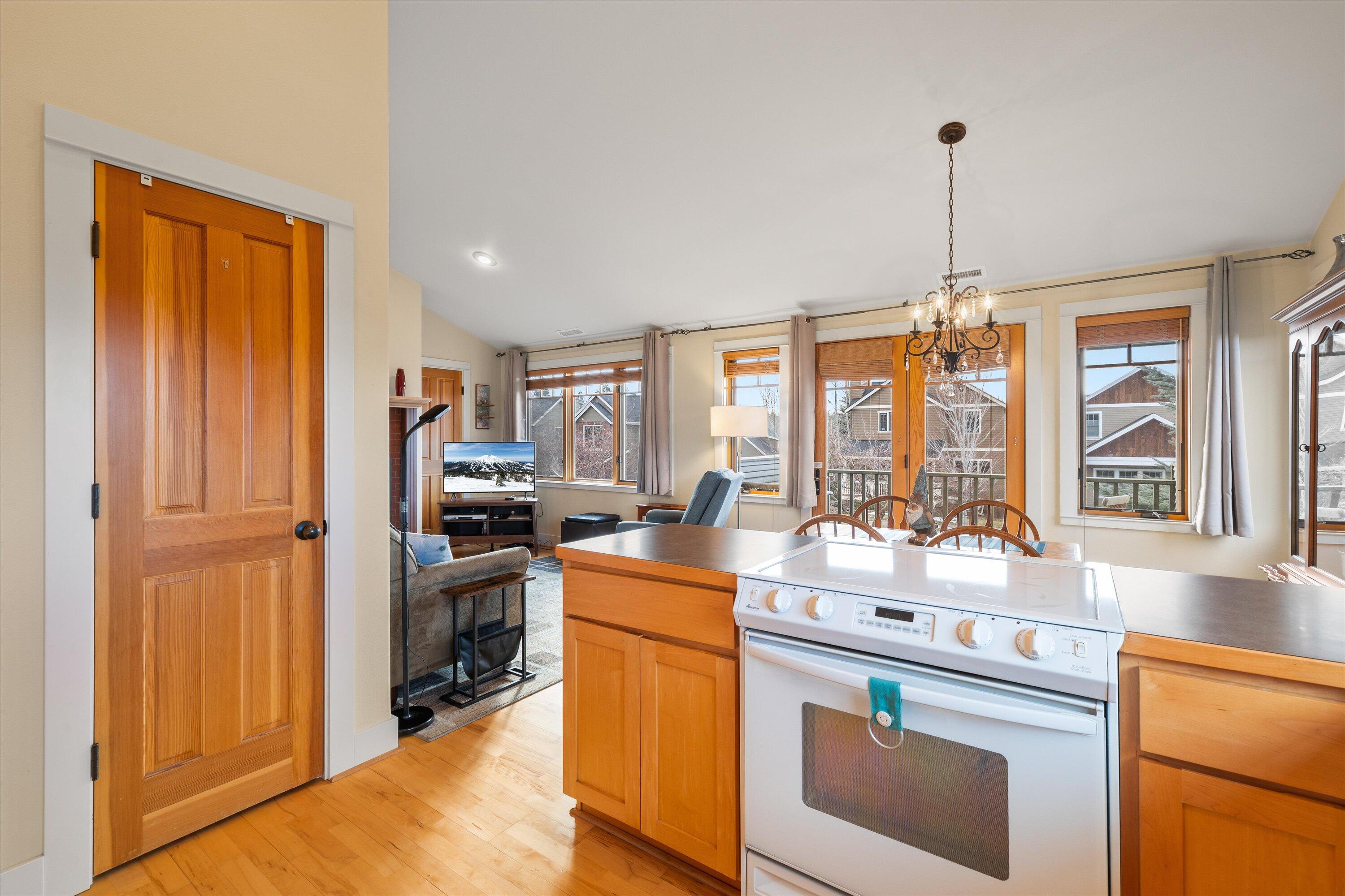 Sisters, Oregon, 97759, United States, 2 Bedrooms Bedrooms, ,2 BathroomsBathrooms,Residential,For Sale,1850003