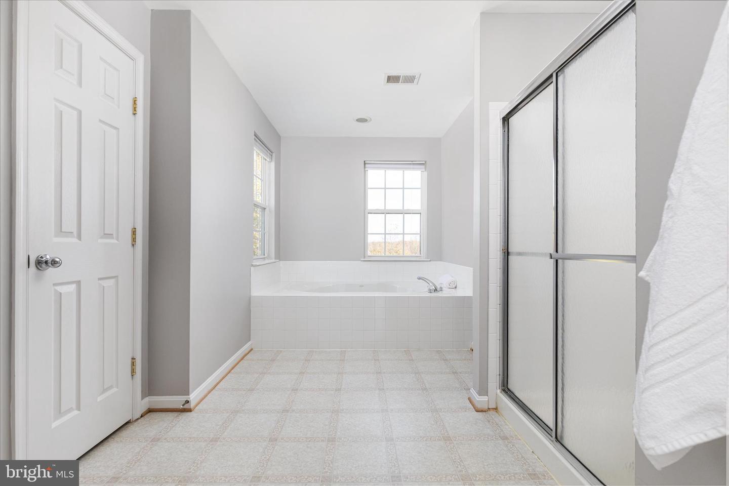 Round Hill, Virginia, 20141, United States, 4 Bedrooms Bedrooms, ,4 BathroomsBathrooms,Residential,For Sale,1987727