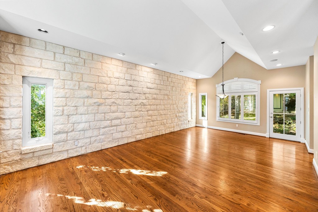 Kerrville, Texas, 78028, United States, 3 Bedrooms Bedrooms, ,5 BathroomsBathrooms,Residential,For Sale,2002478